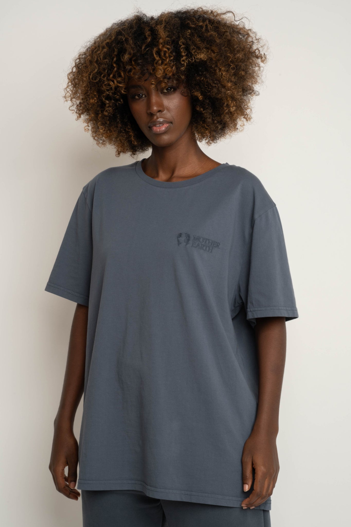 T-SHIRT OVERSIZE Z DELIKATNYM EFEKTEM SPRANIA SZARY - OYSTER