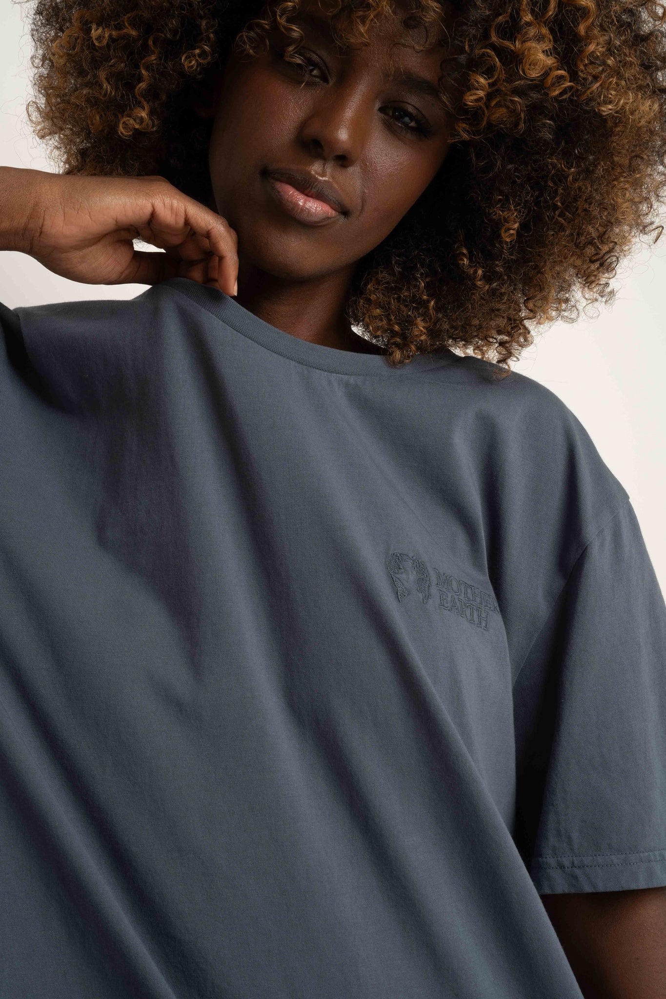 T-SHIRT OVERSIZE Z DELIKATNYM EFEKTEM SPRANIA SZARY - OYSTER