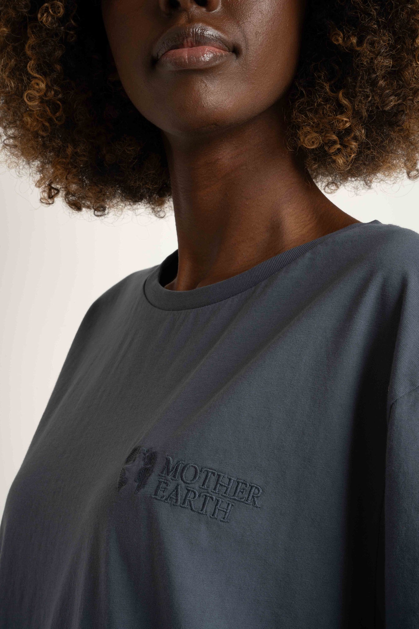 T-SHIRT OVERSIZE Z DELIKATNYM EFEKTEM SPRANIA SZARY - OYSTER