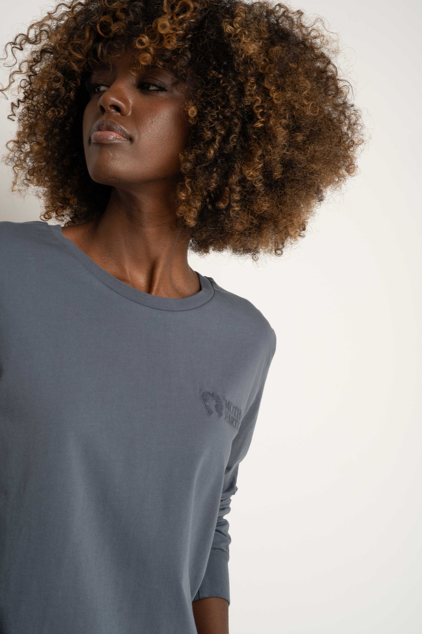 LONGSLEEVE OVERSIZE Z DELIKATNYM EFEKTEM SPRANIA SZARA - GILI