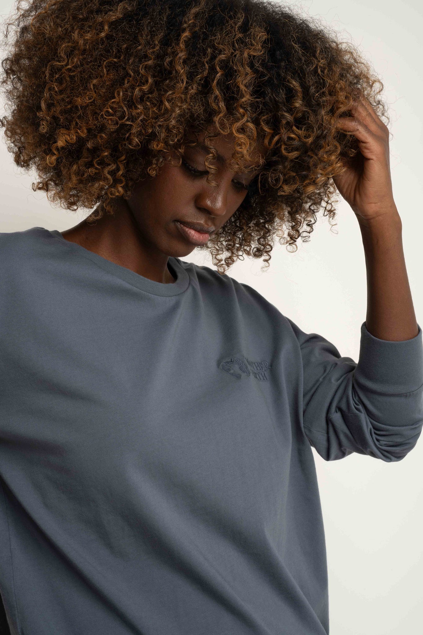 LONGSLEEVE OVERSIZE Z DELIKATNYM EFEKTEM SPRANIA SZARA - GILI