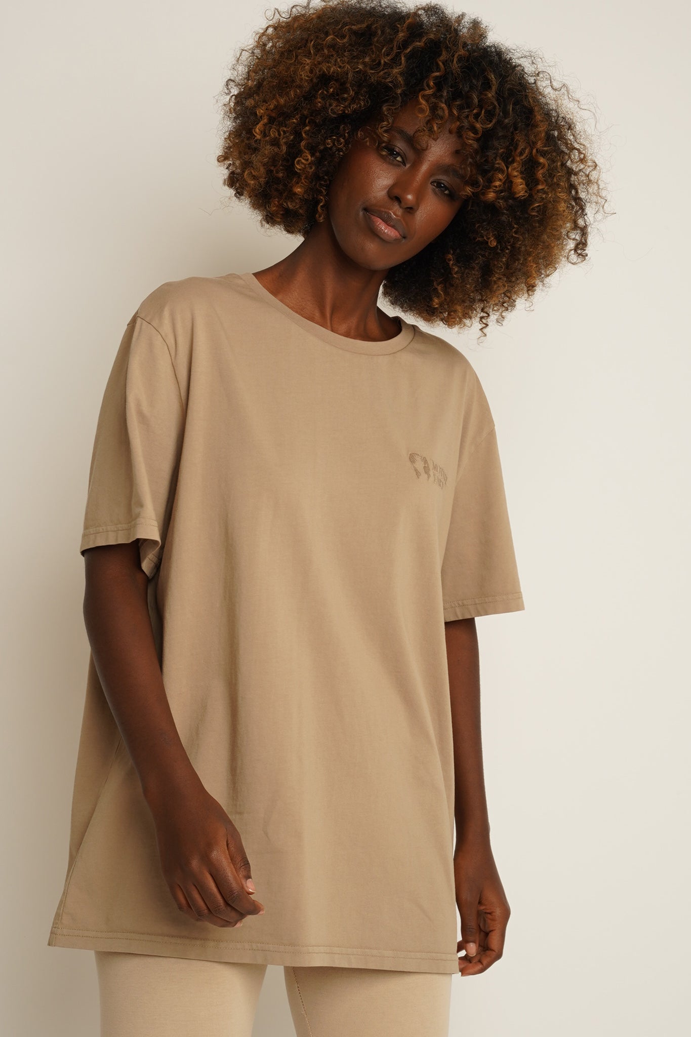 T-SHIRT OVERSIZE Z DELIKATNYM EFEKTEM SPRANIA BEŻOWY - OYSTER