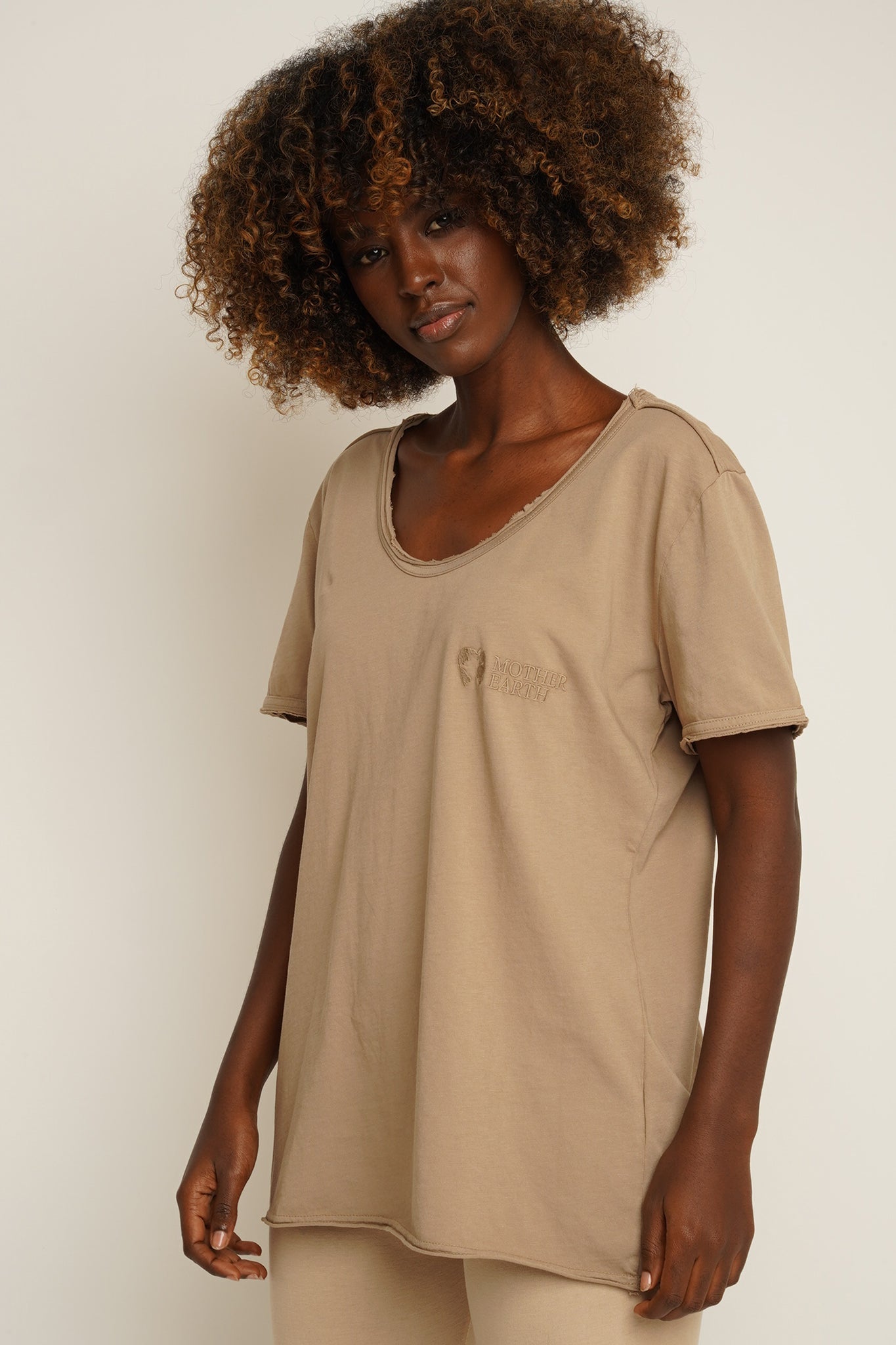 T-SHIRT OVERSIZE Z DELIKATNYM EFEKTEM SPRANIA BEŻOWY - NUSA