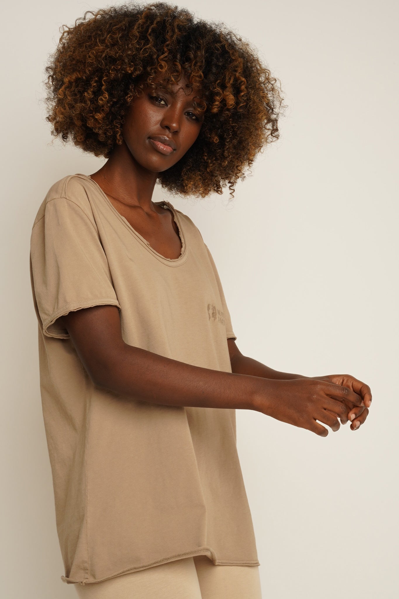 T-SHIRT OVERSIZE Z DELIKATNYM EFEKTEM SPRANIA BEŻOWY - NUSA