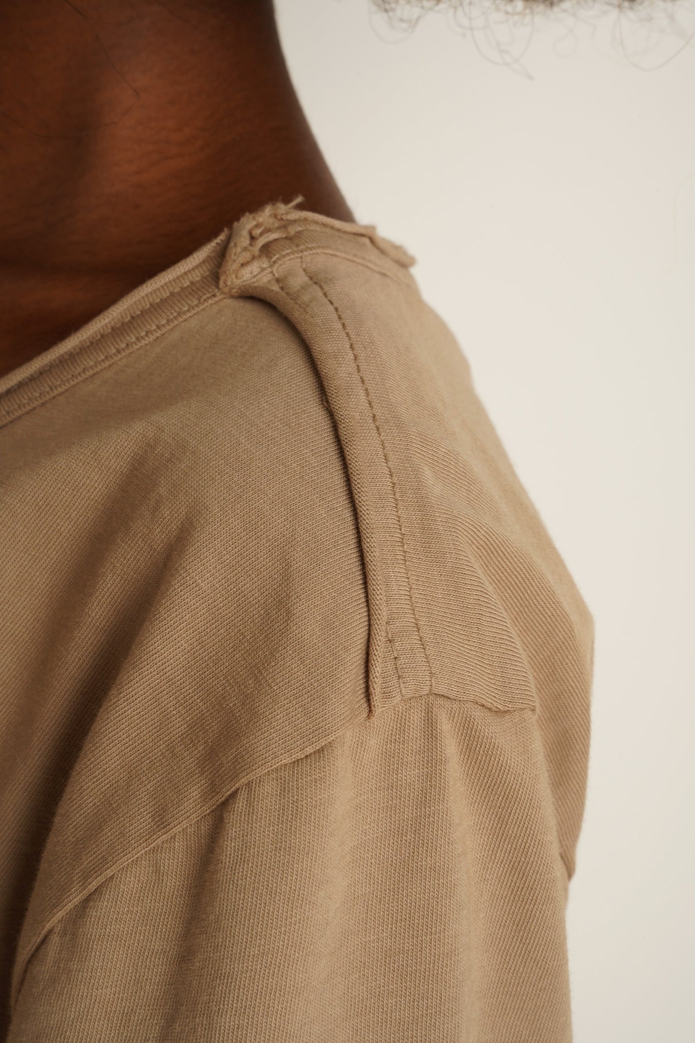 T-SHIRT OVERSIZE Z DELIKATNYM EFEKTEM SPRANIA BEŻOWY - NUSA