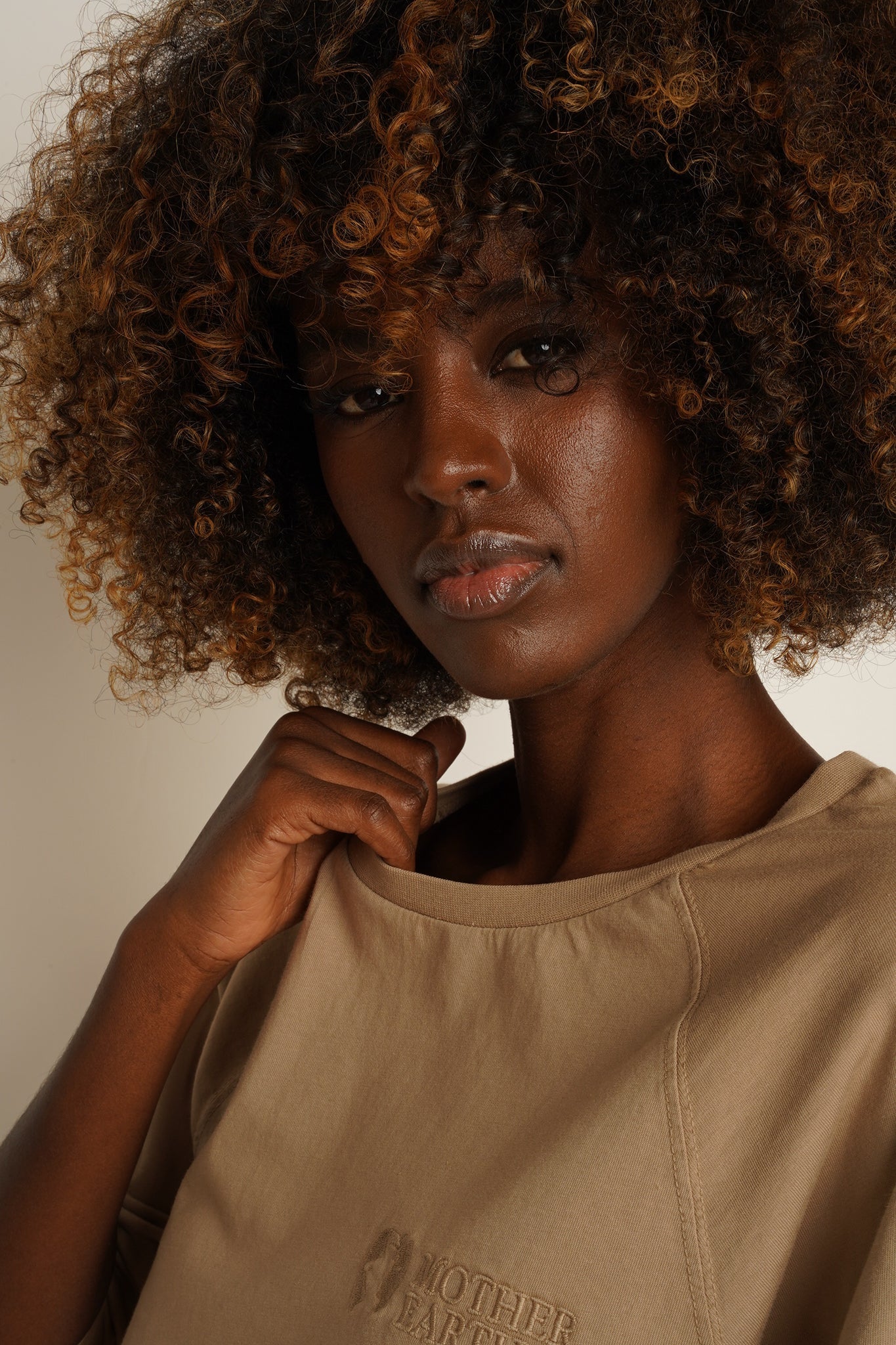 LONGSLEEVE OVERSIZE Z DELIKATNYM EFEKTEM SPRANIA BEŻOWY - OBILATU