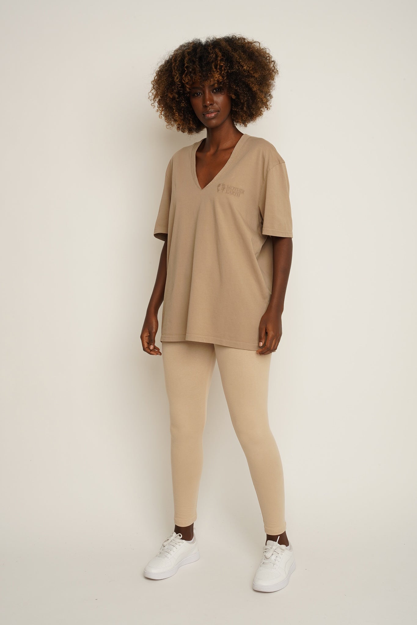 T-SHIRT OVERSIZE Z DELIKATNYM EFEKTEM SPRANIA BEŻOWY  - FLORES