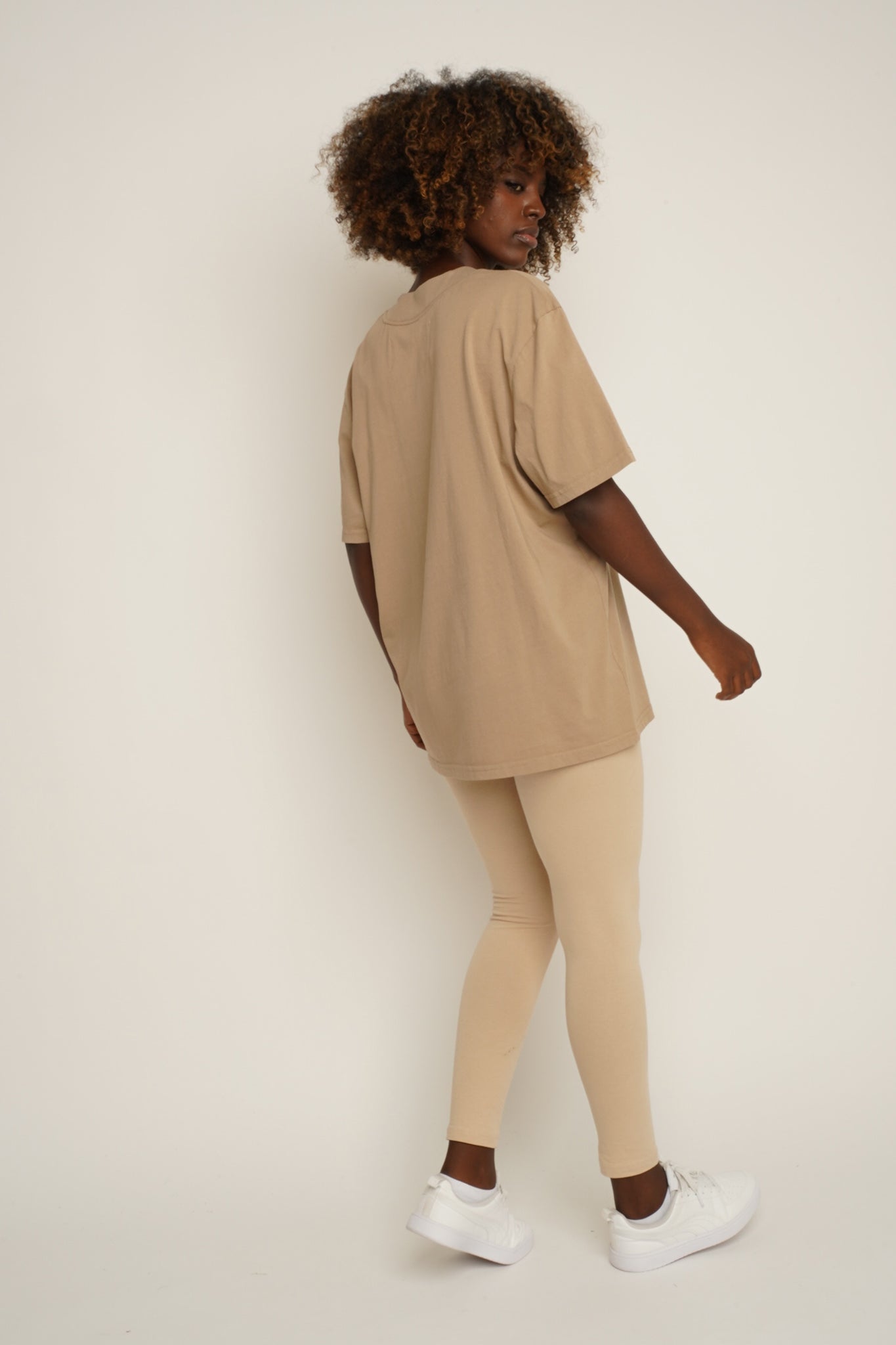 T-SHIRT OVERSIZE Z DELIKATNYM EFEKTEM SPRANIA BEŻOWY  - FLORES