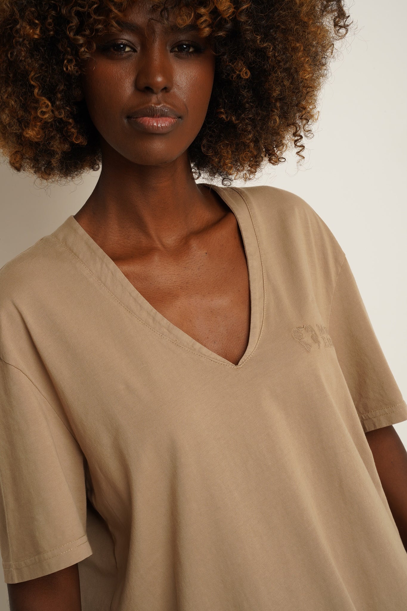 T-SHIRT OVERSIZE Z DELIKATNYM EFEKTEM SPRANIA BEŻOWY  - FLORES