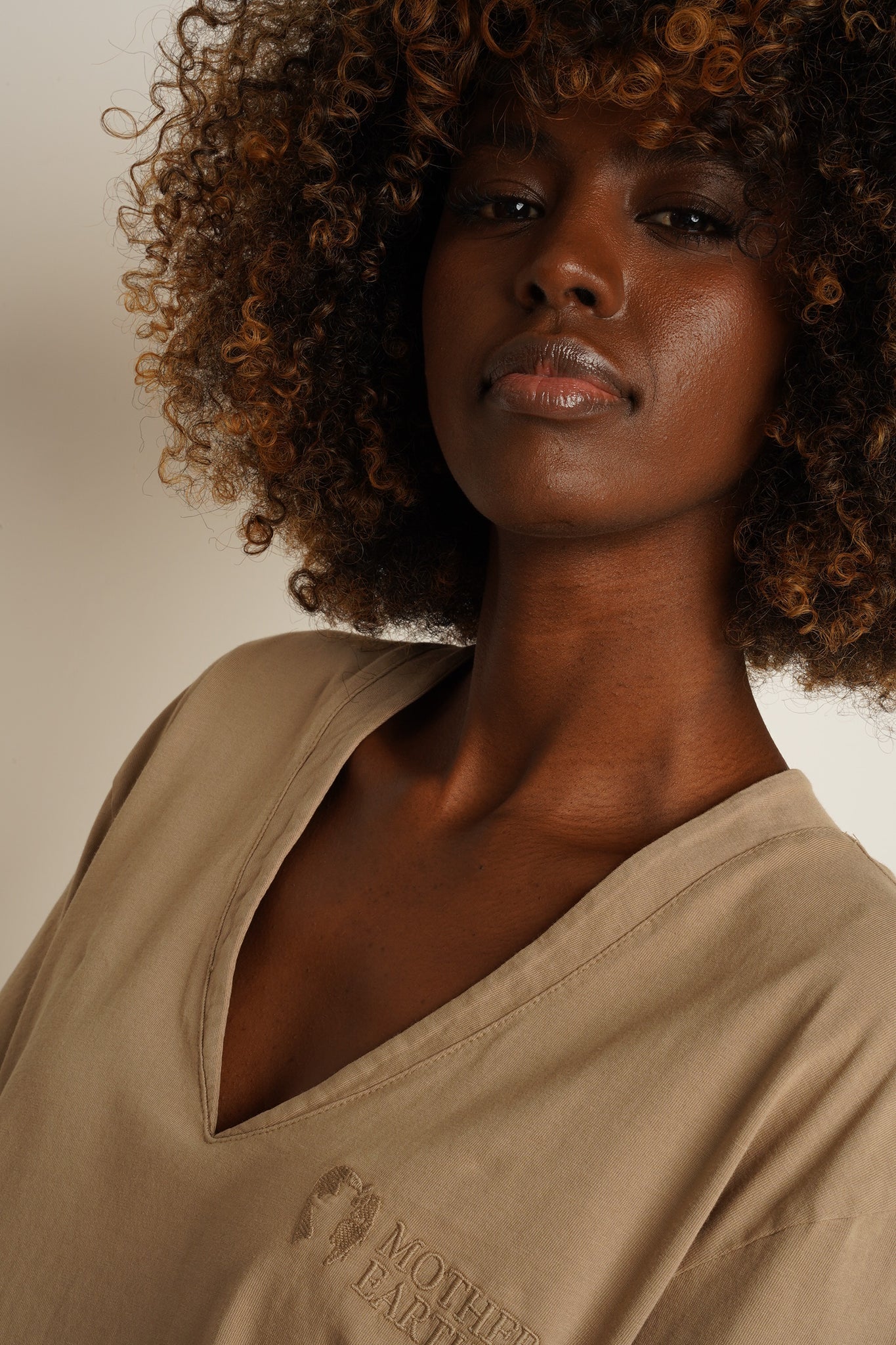 T-SHIRT OVERSIZE Z DELIKATNYM EFEKTEM SPRANIA BEŻOWY  - FLORES