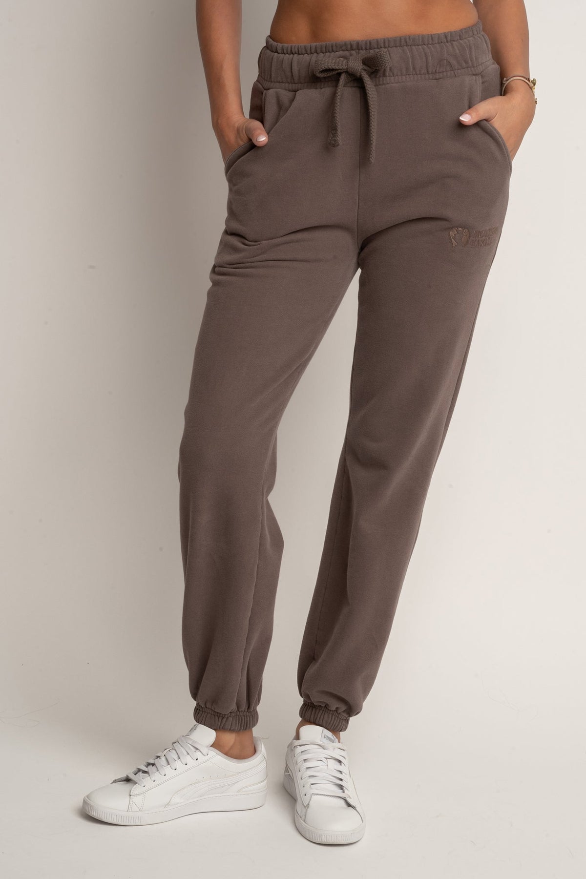 SPODNIE DRESOWE REGULAR FIT Z EFEKTEM WASHED CIEMNOBRĄZOWE - LAHTI