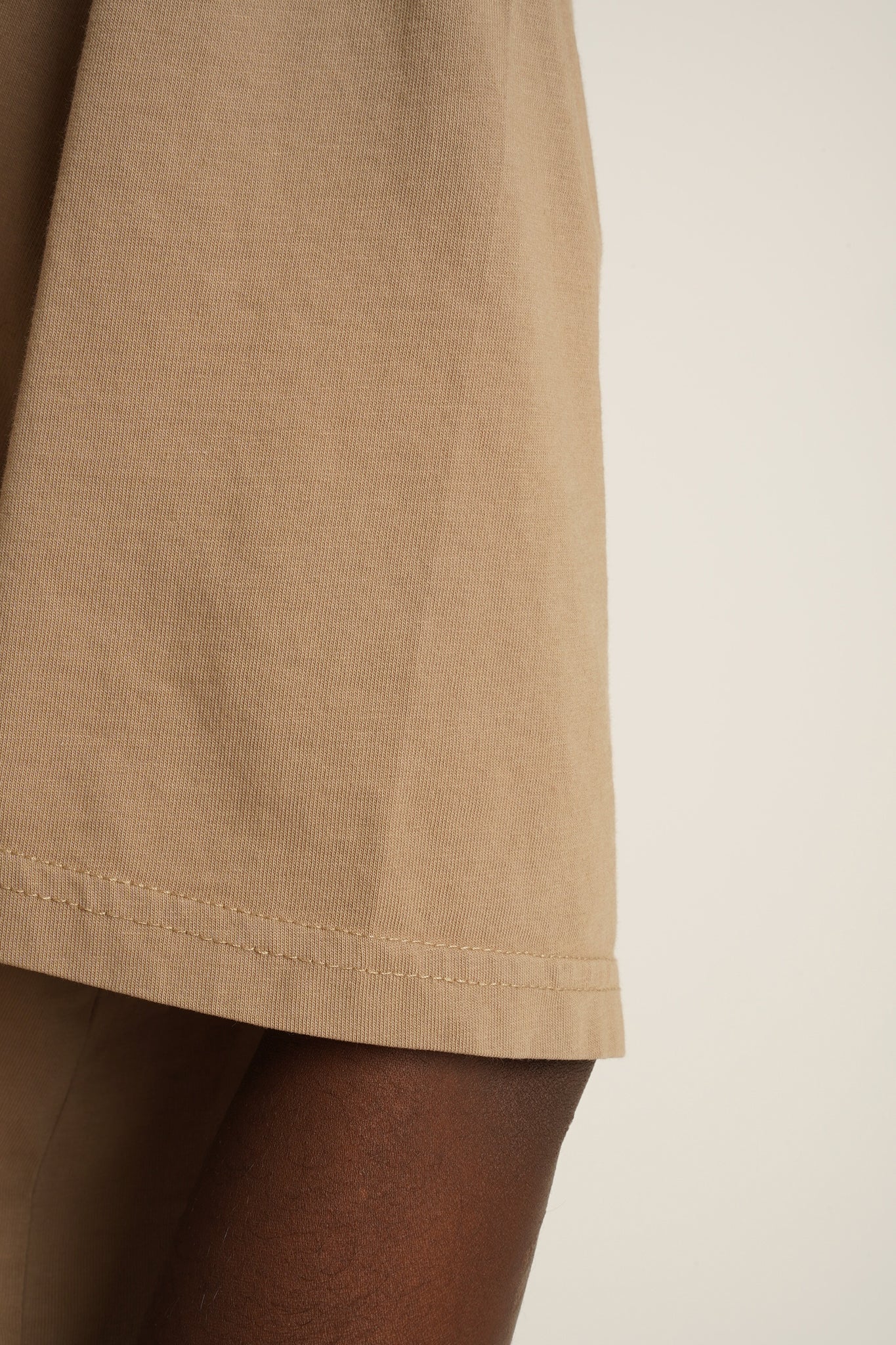 T-SHIRT OVERSIZE Z DELIKATNYM EFEKTEM SPRANIA BEŻOWY  - FLORES