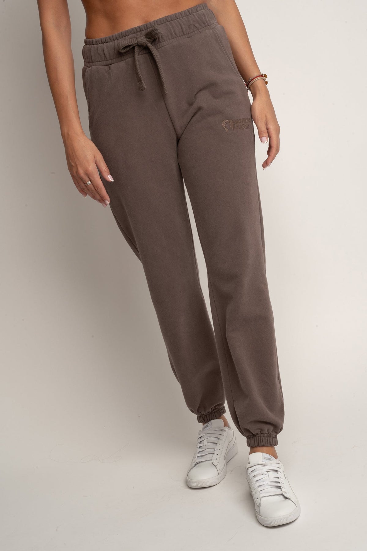 SPODNIE DRESOWE REGULAR FIT Z EFEKTEM WASHED CIEMNOBRĄZOWE - LAHTI