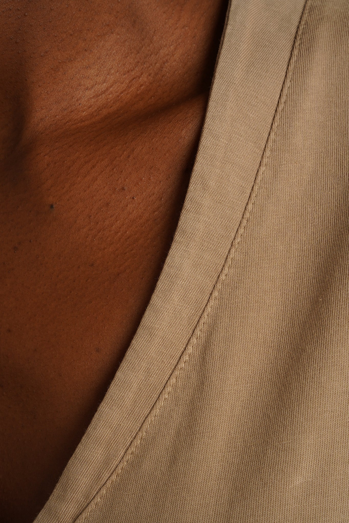 T-SHIRT OVERSIZE Z DELIKATNYM EFEKTEM SPRANIA BEŻOWY  - FLORES