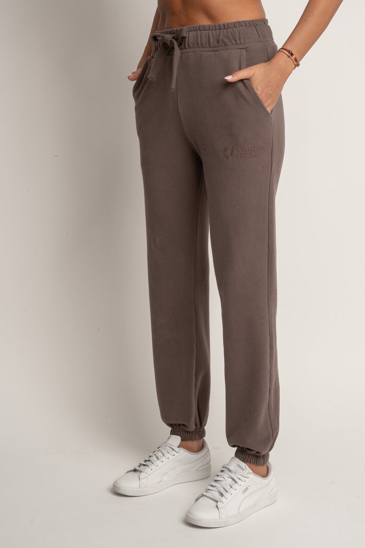 SPODNIE DRESOWE REGULAR FIT Z EFEKTEM WASHED CIEMNOBRĄZOWE - LAHTI