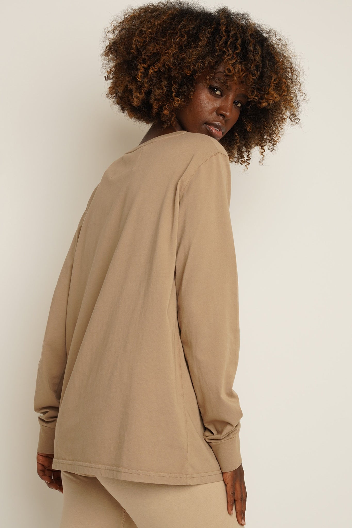 LONGSLEEVE OVERSIZE Z DELIKATNYM EFEKTEM SPRANIA BEŻOWA - GILI