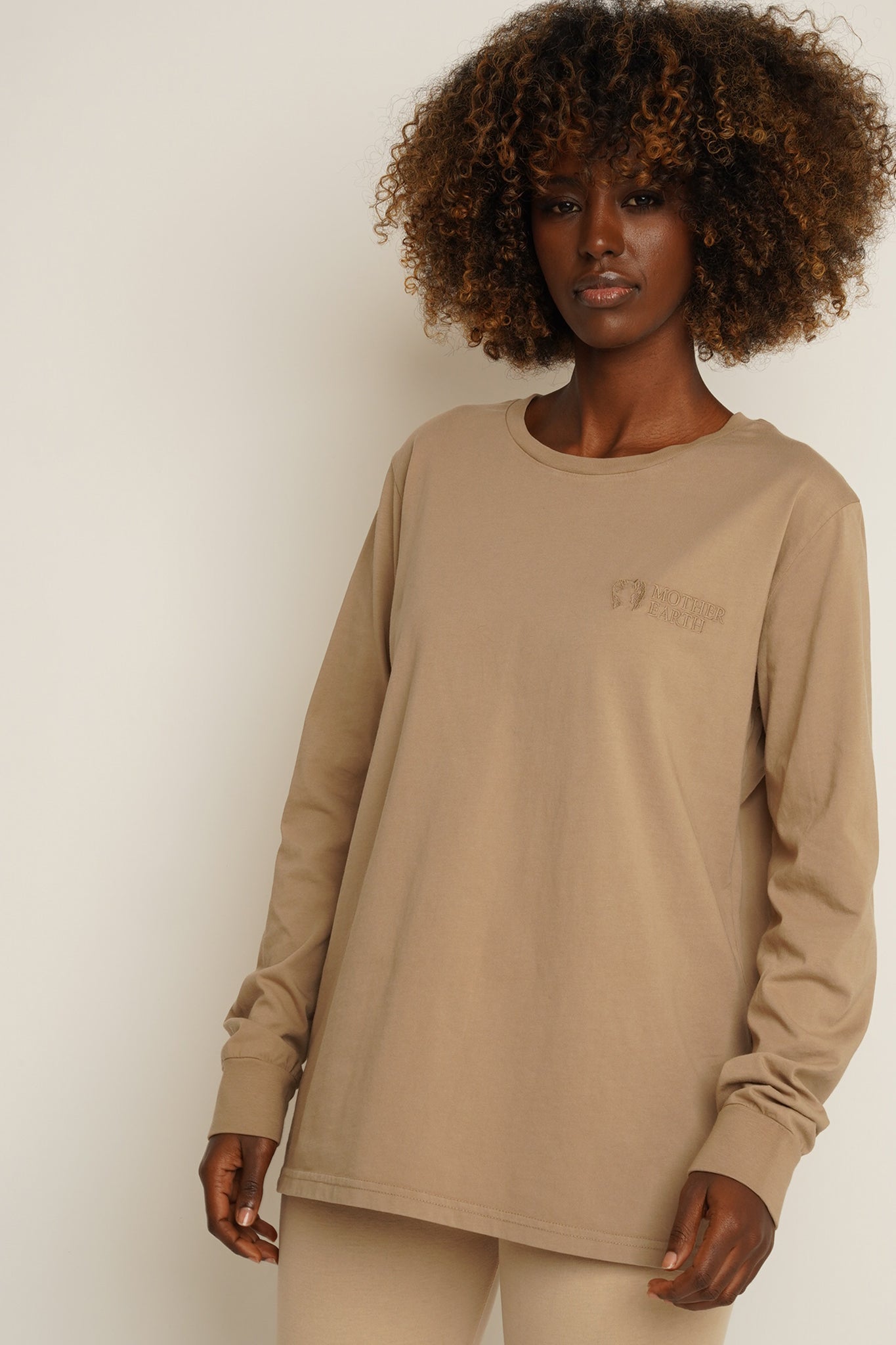 LONGSLEEVE OVERSIZE Z DELIKATNYM EFEKTEM SPRANIA BEŻOWA - GILI