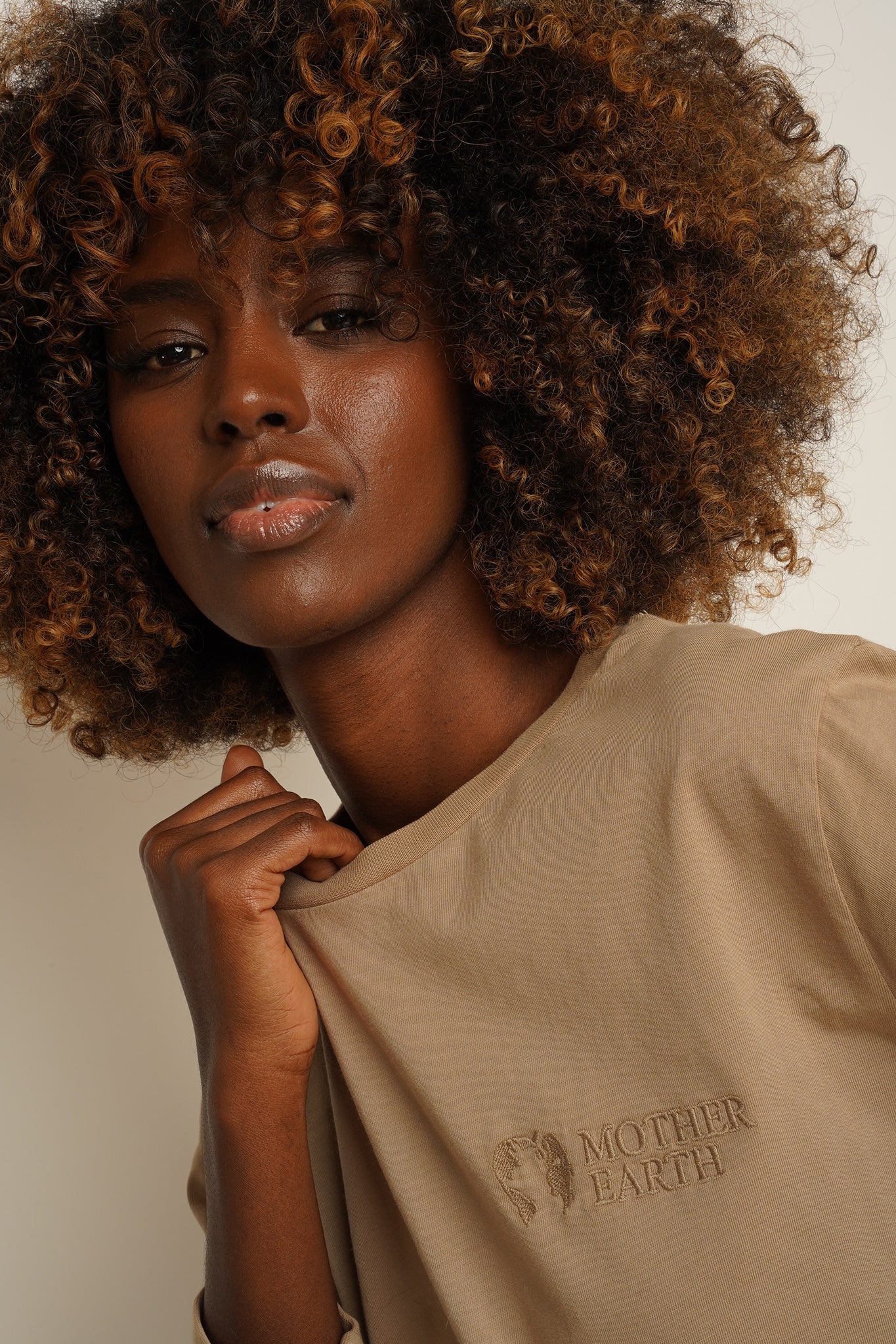 LONGSLEEVE OVERSIZE Z DELIKATNYM EFEKTEM SPRANIA BEŻOWA - GILI