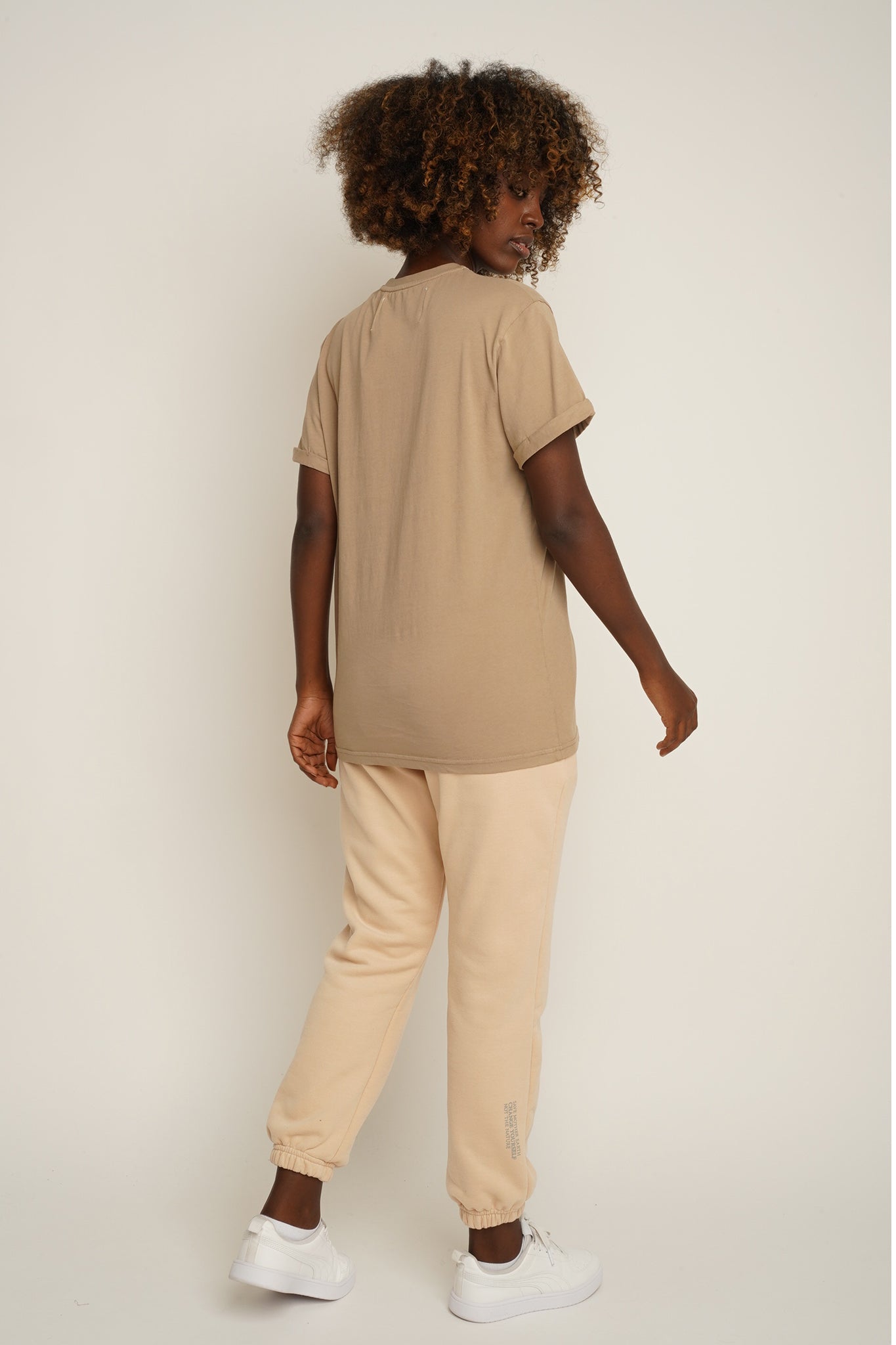 T-SHIRT OVERSIZE Z DELIKATNYM EFEKTEM SPRANIA BEŻOWY - MORAINE