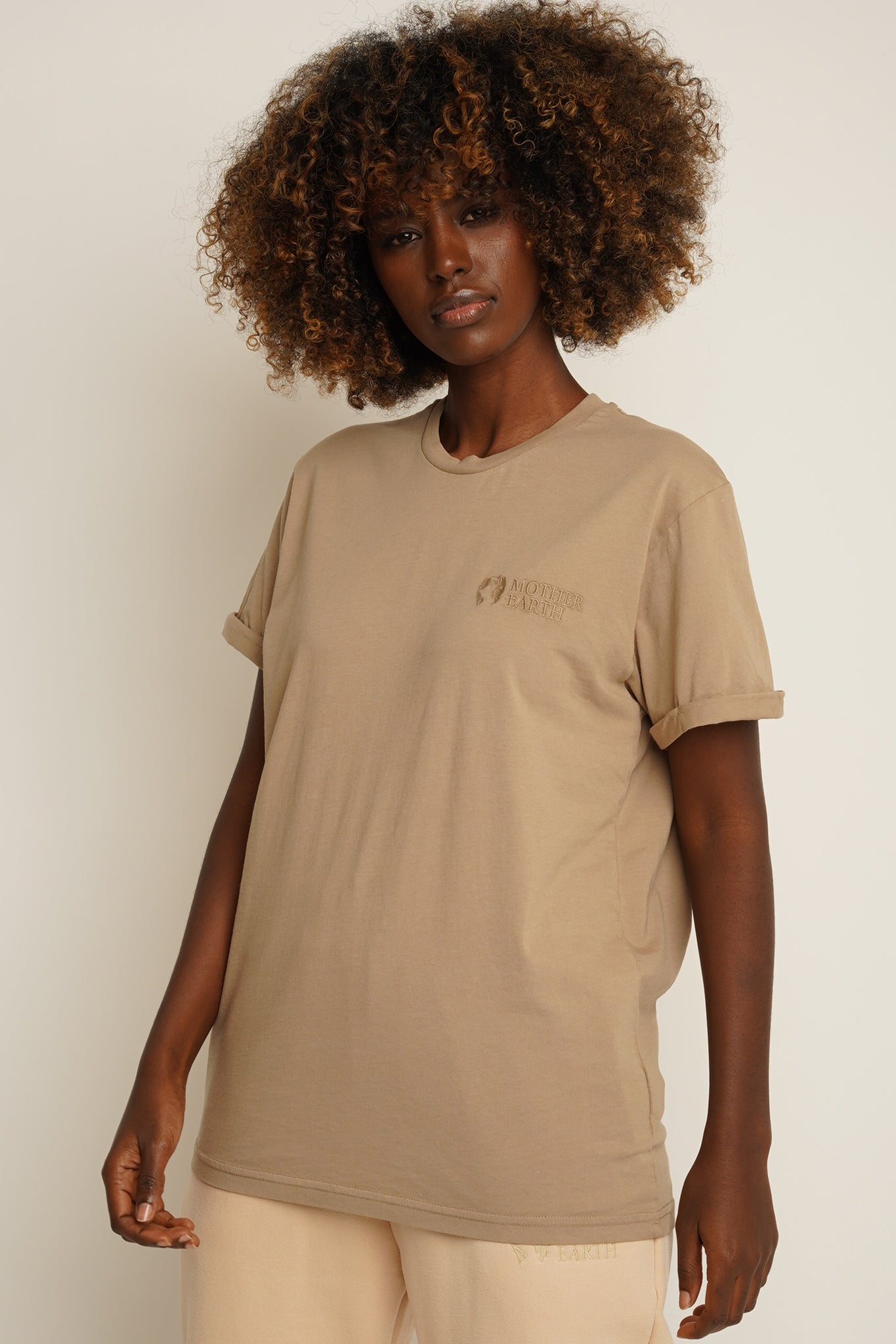 T-SHIRT OVERSIZE Z DELIKATNYM EFEKTEM SPRANIA BEŻOWY - MORAINE