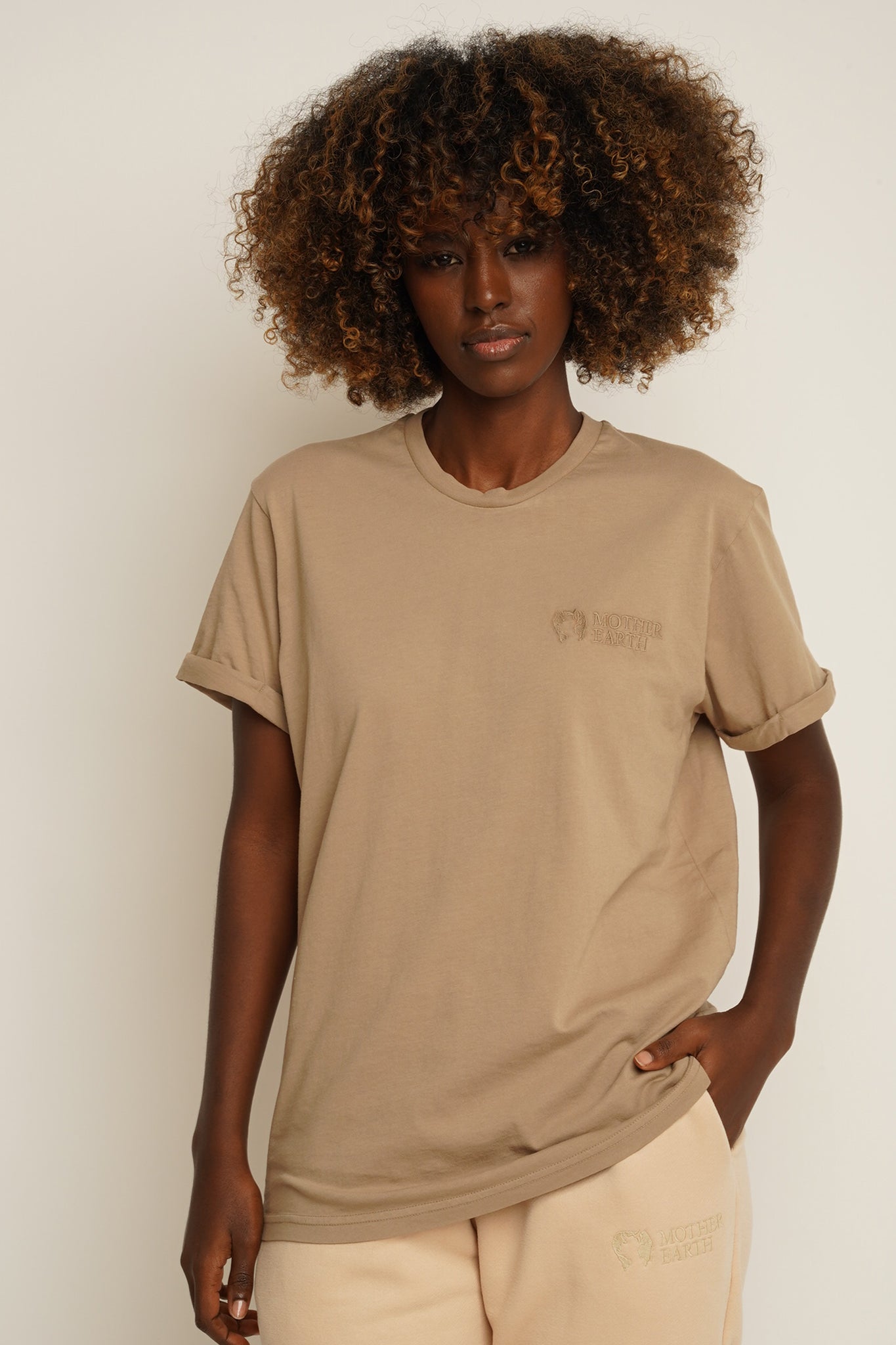 T-SHIRT OVERSIZE Z DELIKATNYM EFEKTEM SPRANIA BEŻOWY - MORAINE