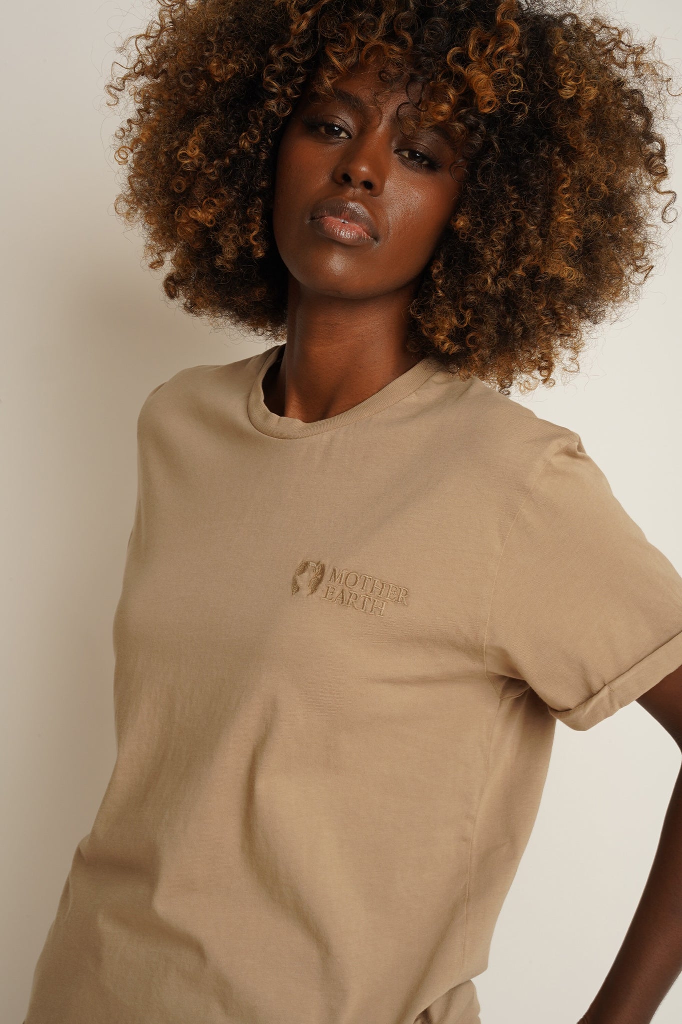 T-SHIRT OVERSIZE Z DELIKATNYM EFEKTEM SPRANIA BEŻOWY - MORAINE