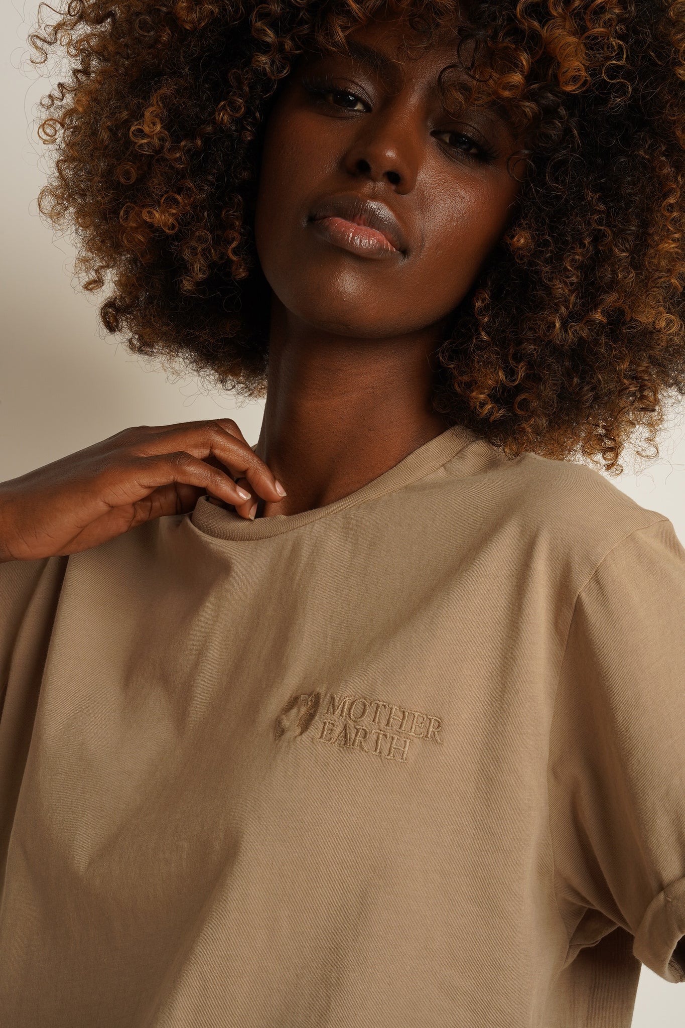 T-SHIRT OVERSIZE Z DELIKATNYM EFEKTEM SPRANIA BEŻOWY - MORAINE