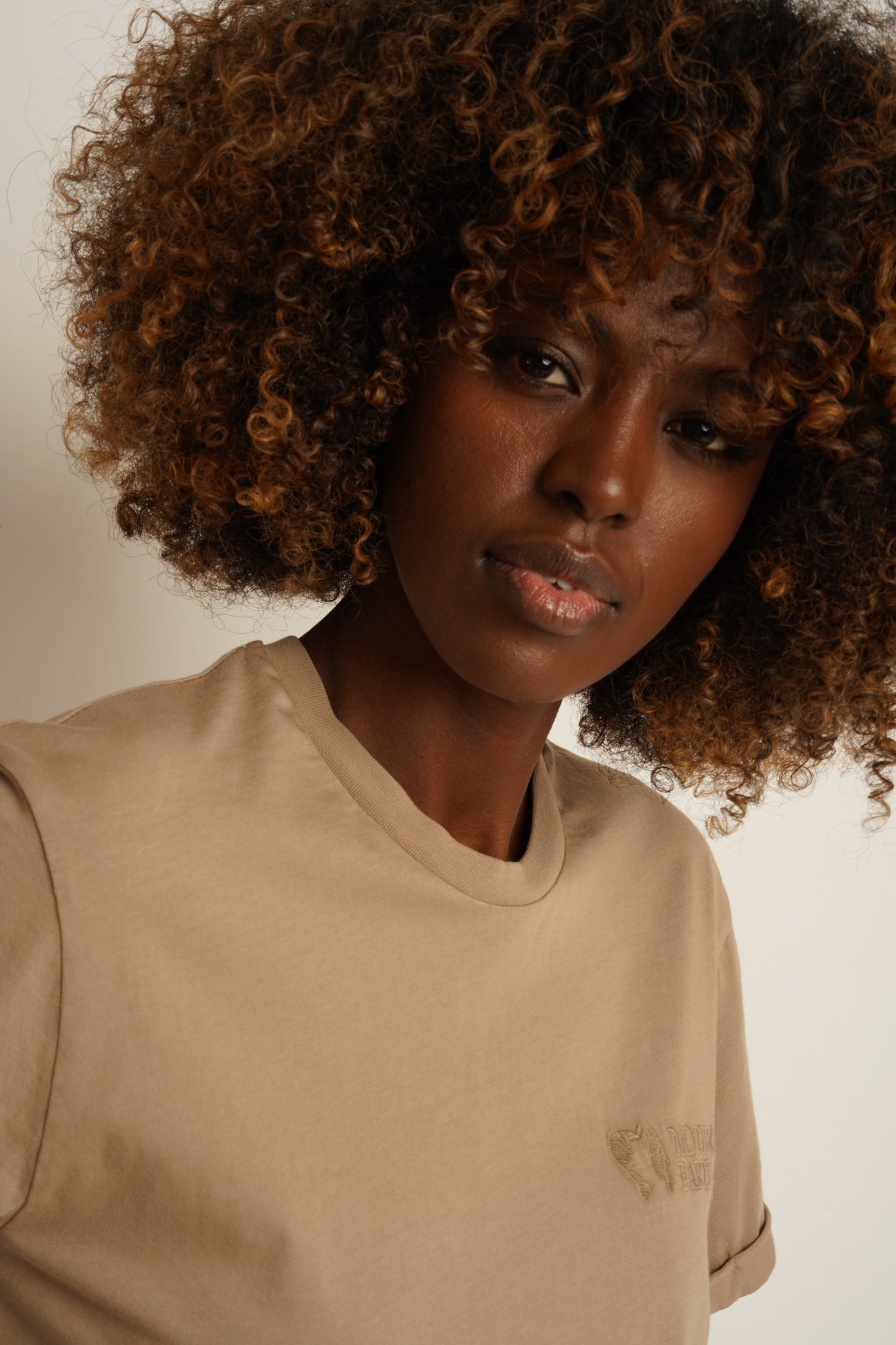 T-SHIRT OVERSIZE Z DELIKATNYM EFEKTEM SPRANIA BEŻOWY - MORAINE