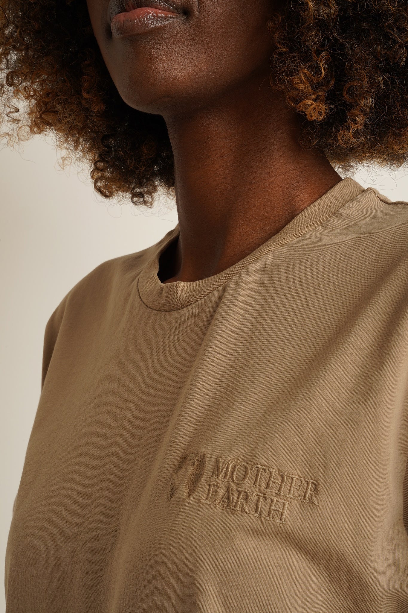 T-SHIRT OVERSIZE Z DELIKATNYM EFEKTEM SPRANIA BEŻOWY - MORAINE