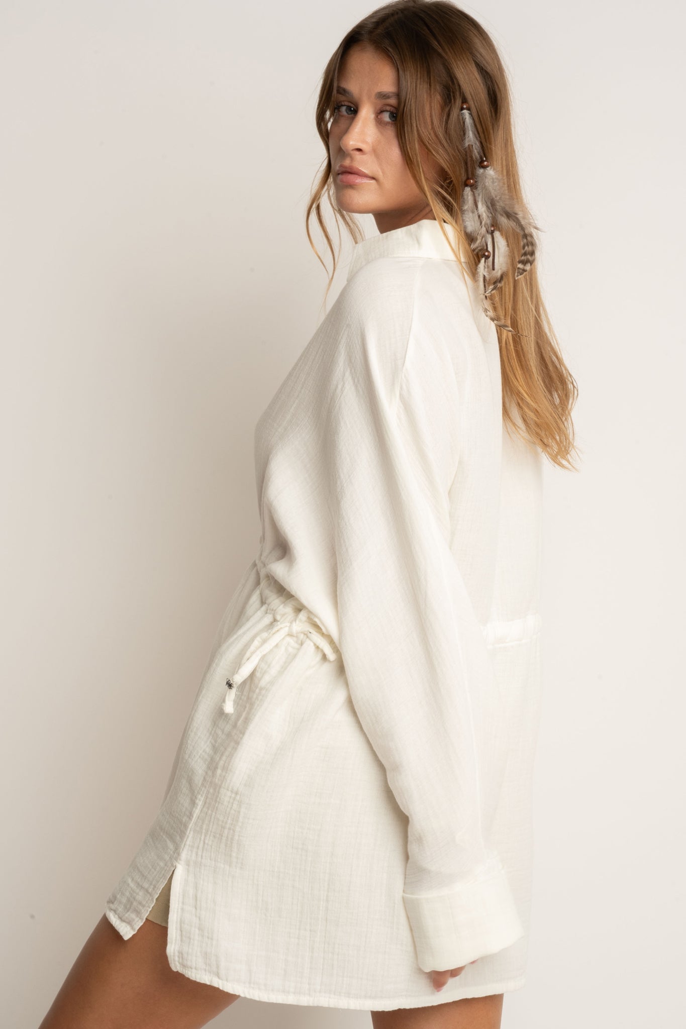 DAMSKA KOSZULA MUSLINOWA ZE SZNURKIEM ECRU - AGLAJA