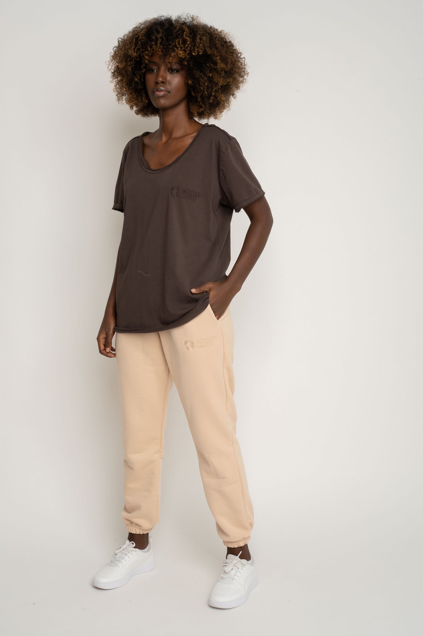T-SHIRT OVERSIZE Z DELIKATNYM EFEKTEM SPRANIA CIEMNOBRĄZOWY - NUSA