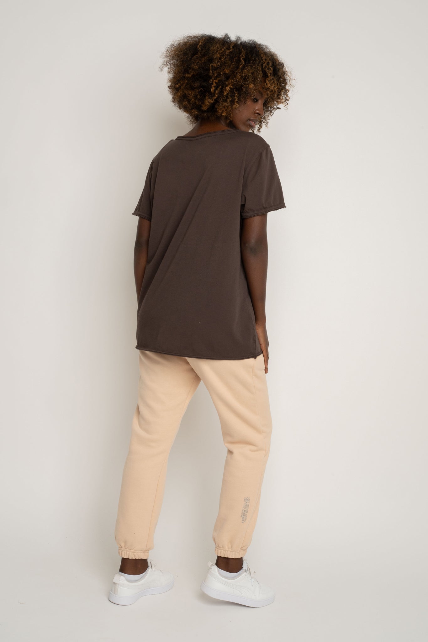 T-SHIRT OVERSIZE Z DELIKATNYM EFEKTEM SPRANIA CIEMNOBRĄZOWY - NUSA