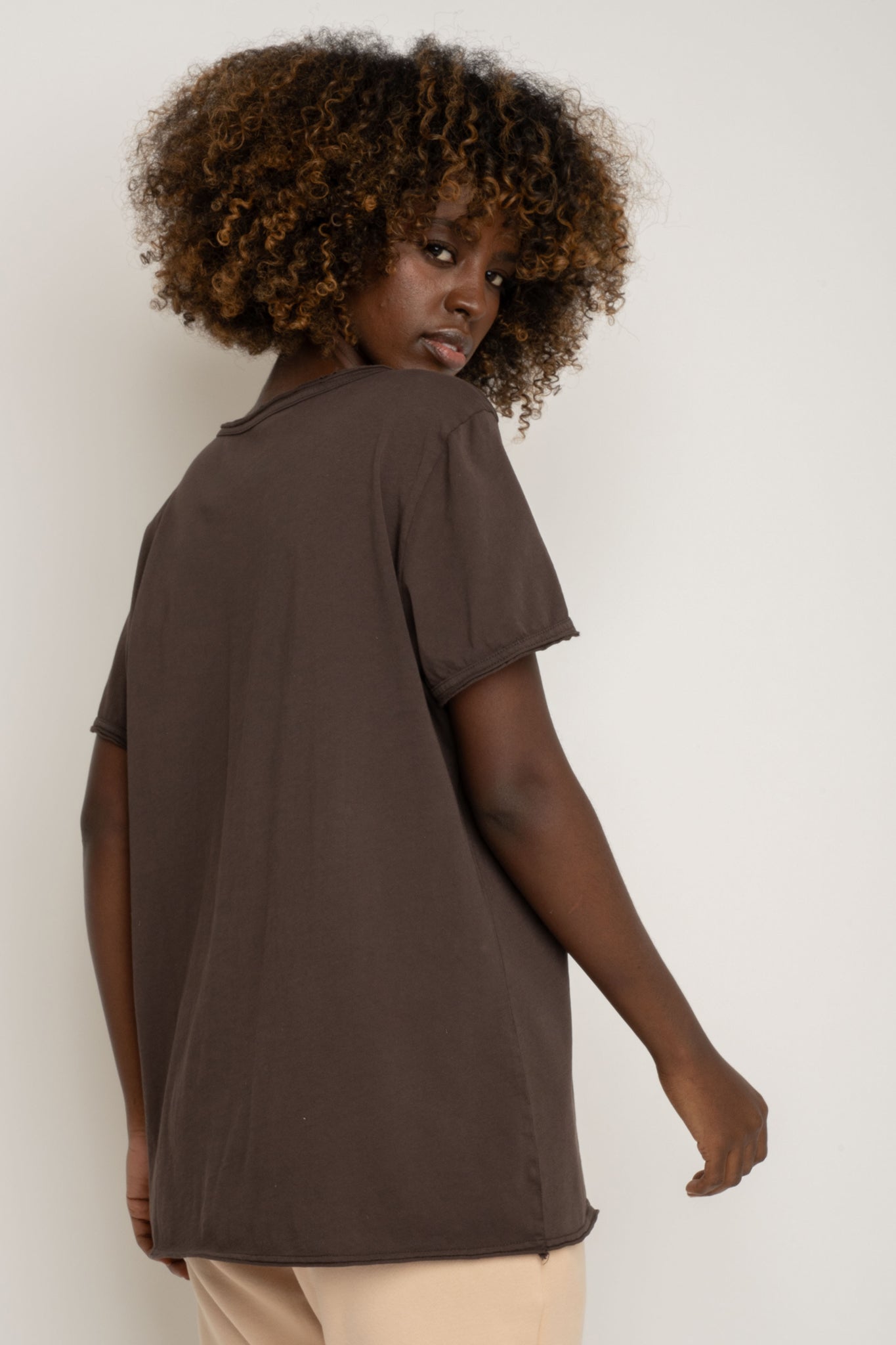 T-SHIRT OVERSIZE Z DELIKATNYM EFEKTEM SPRANIA CIEMNOBRĄZOWY - NUSA