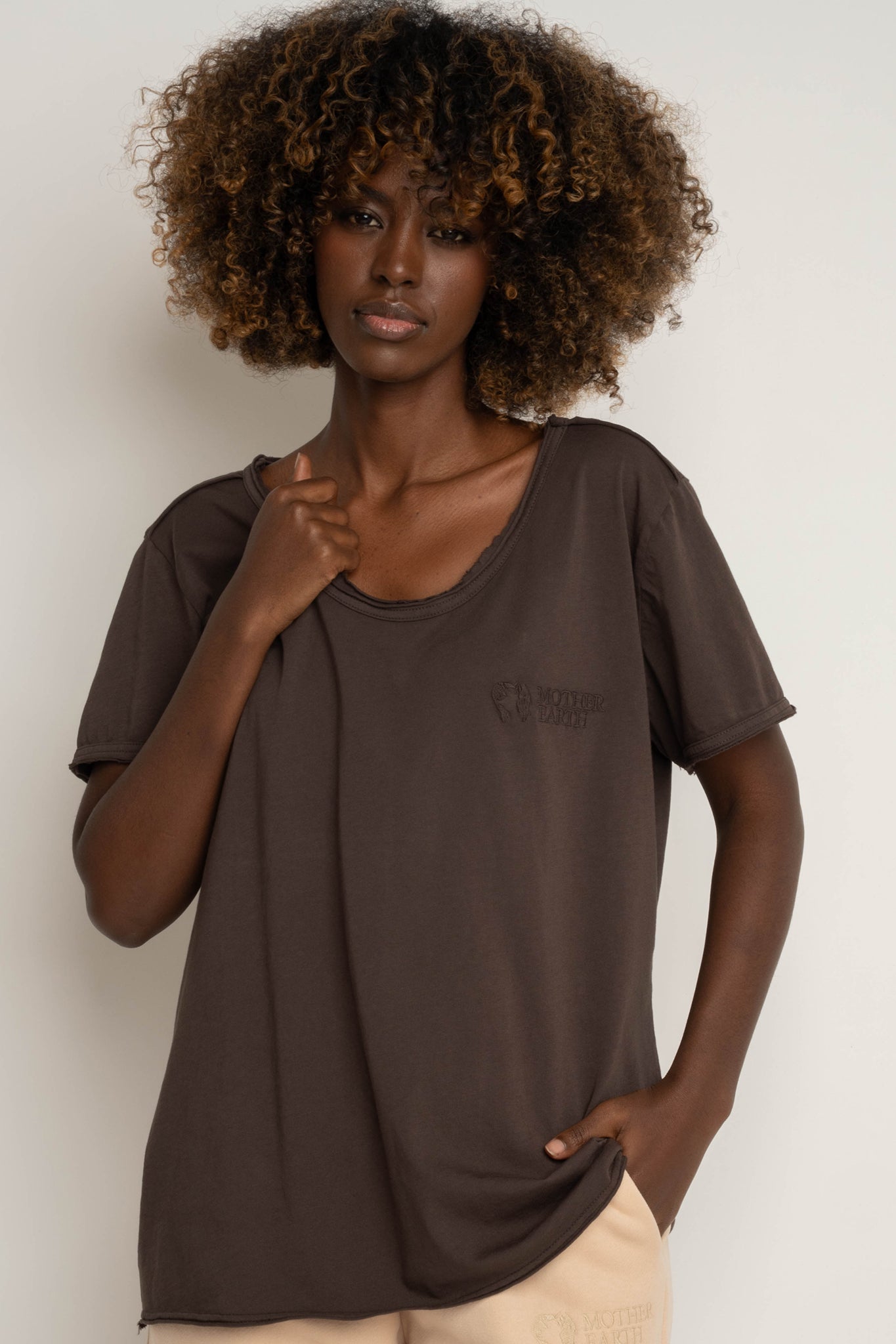 T-SHIRT OVERSIZE Z DELIKATNYM EFEKTEM SPRANIA CIEMNOBRĄZOWY - NUSA