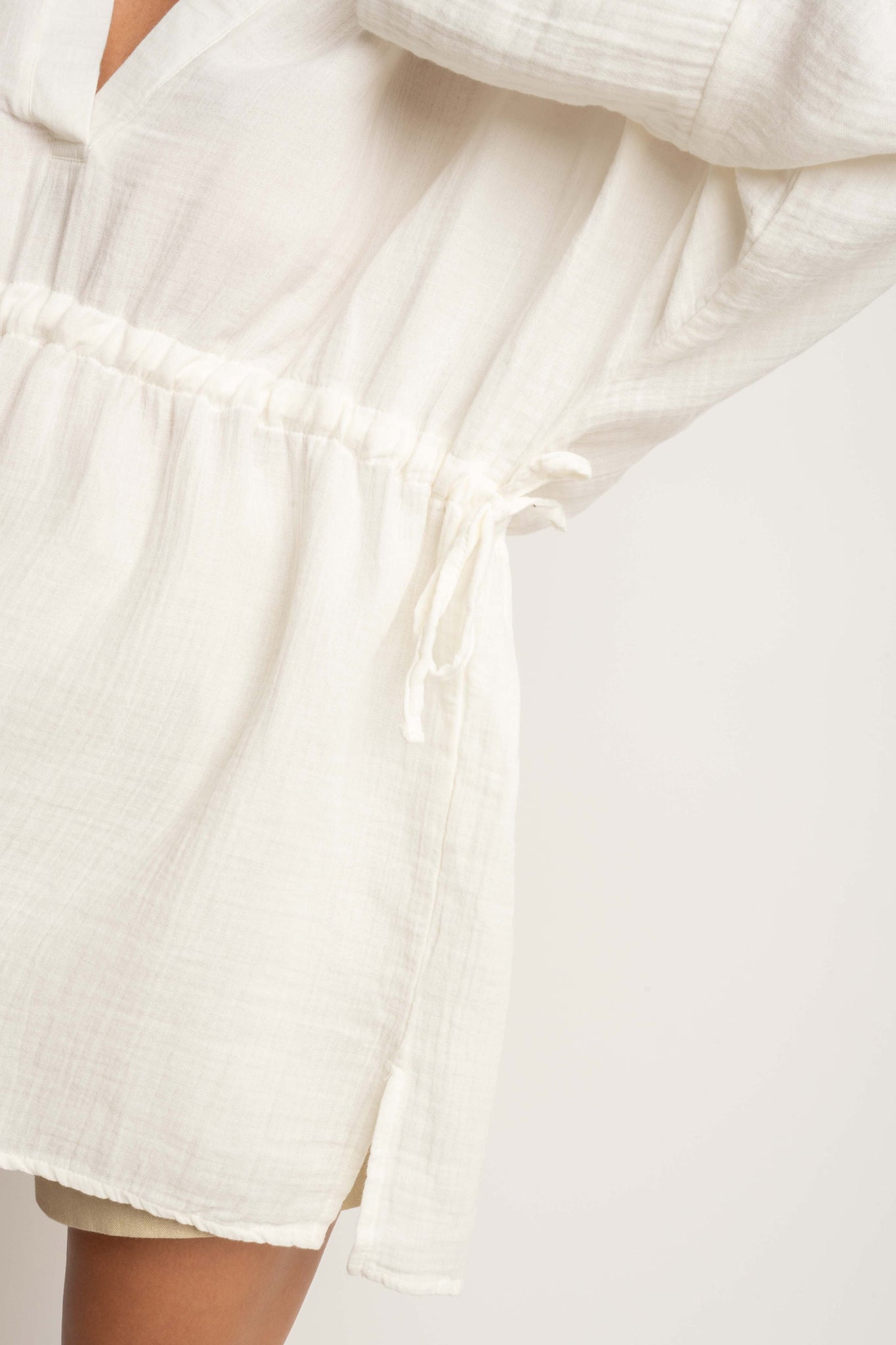 DAMSKA KOSZULA MUSLINOWA ZE SZNURKIEM ECRU - AGLAJA