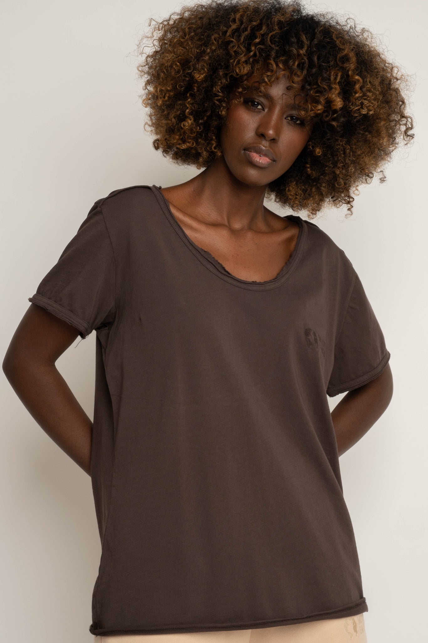 T-SHIRT OVERSIZE Z DELIKATNYM EFEKTEM SPRANIA CIEMNOBRĄZOWY - NUSA