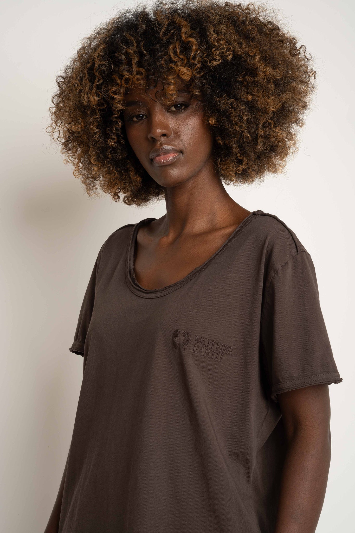 T-SHIRT OVERSIZE Z DELIKATNYM EFEKTEM SPRANIA CIEMNOBRĄZOWY - NUSA