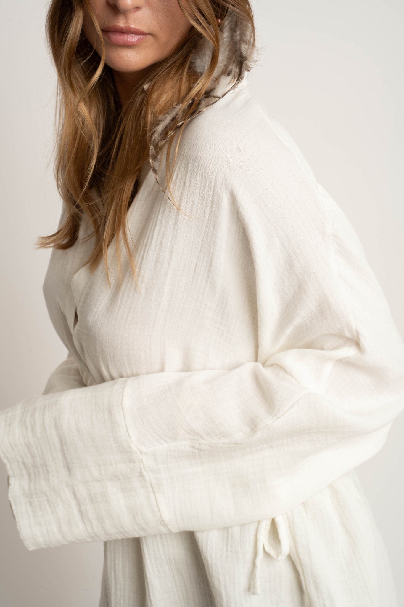 DAMSKA KOSZULA MUSLINOWA ZE SZNURKIEM ECRU - AGLAJA