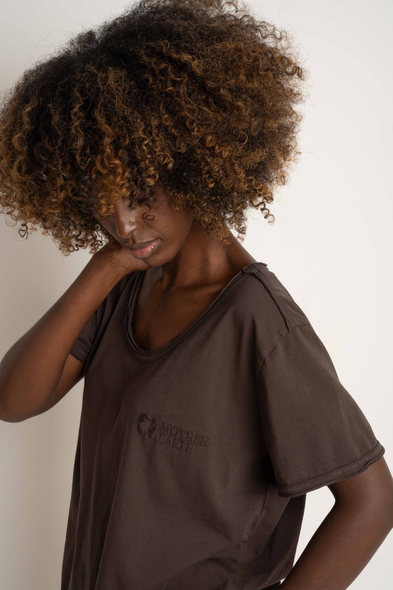 T-SHIRT OVERSIZE Z DELIKATNYM EFEKTEM SPRANIA CIEMNOBRĄZOWY - NUSA