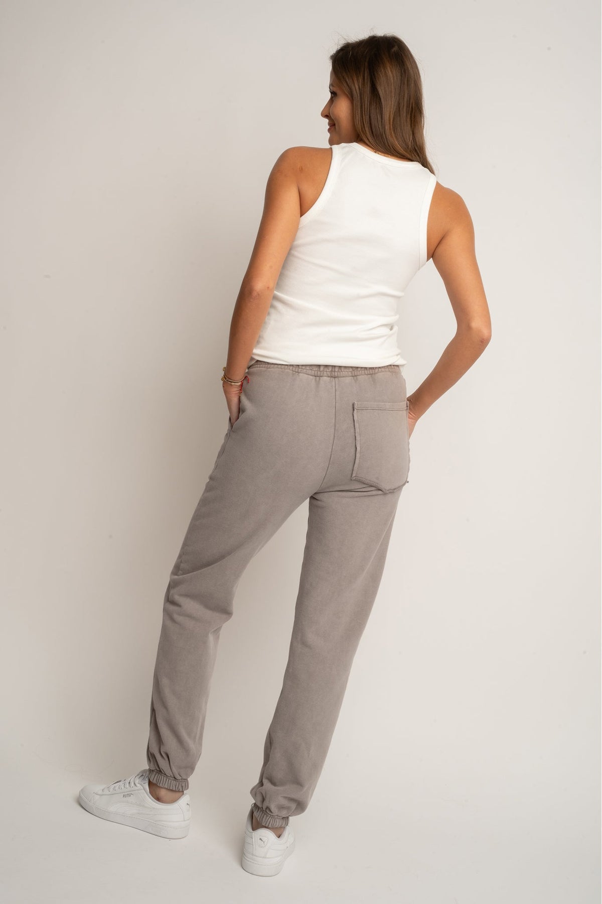 REGULAR FIT WASHED MOCCA SWEATPANTS - LAHTI