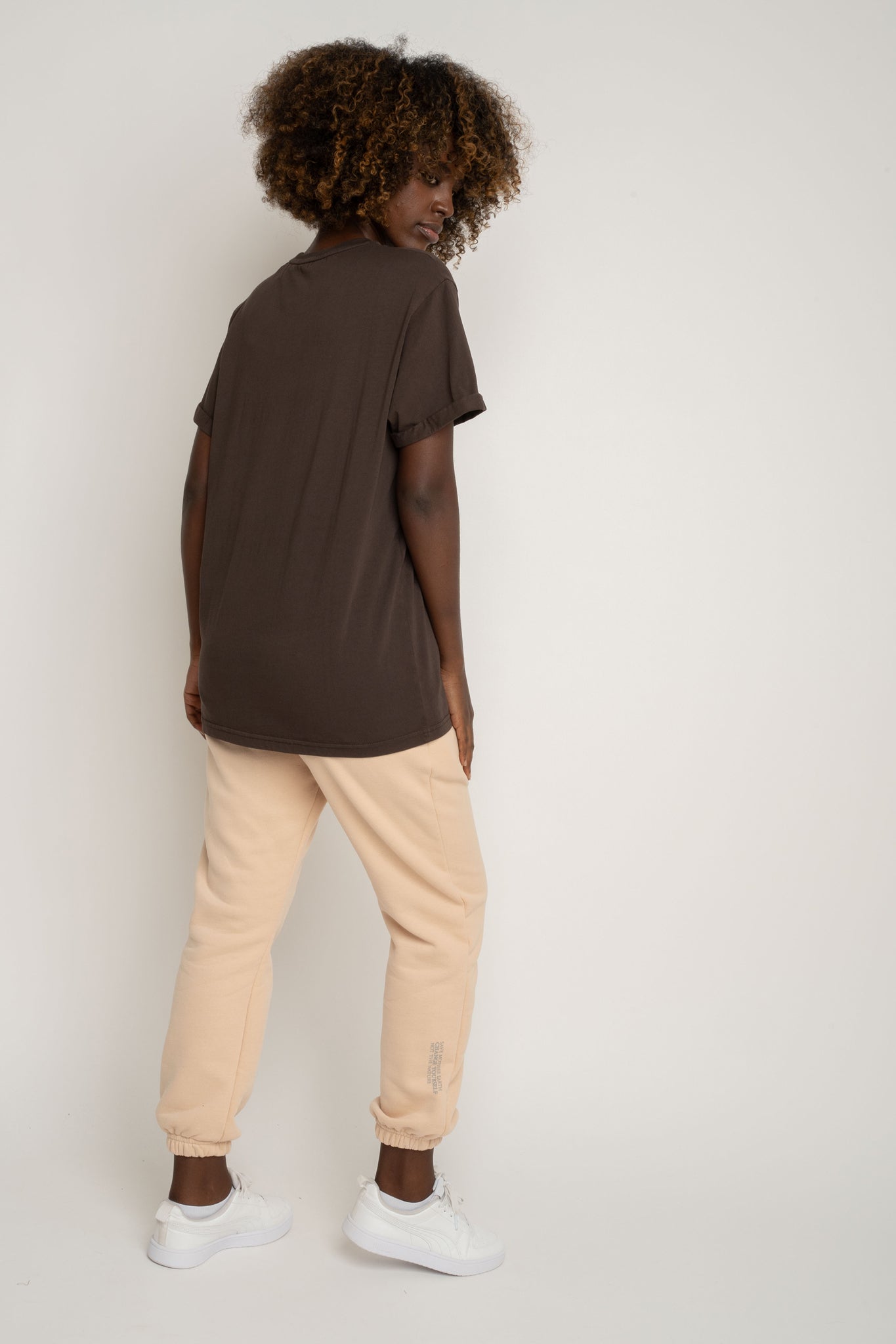 T-SHIRT OVERSIZE Z DELIKATNYM EFEKTEM SPRANIA CIEMNOBRĄZOWY - MORAINE