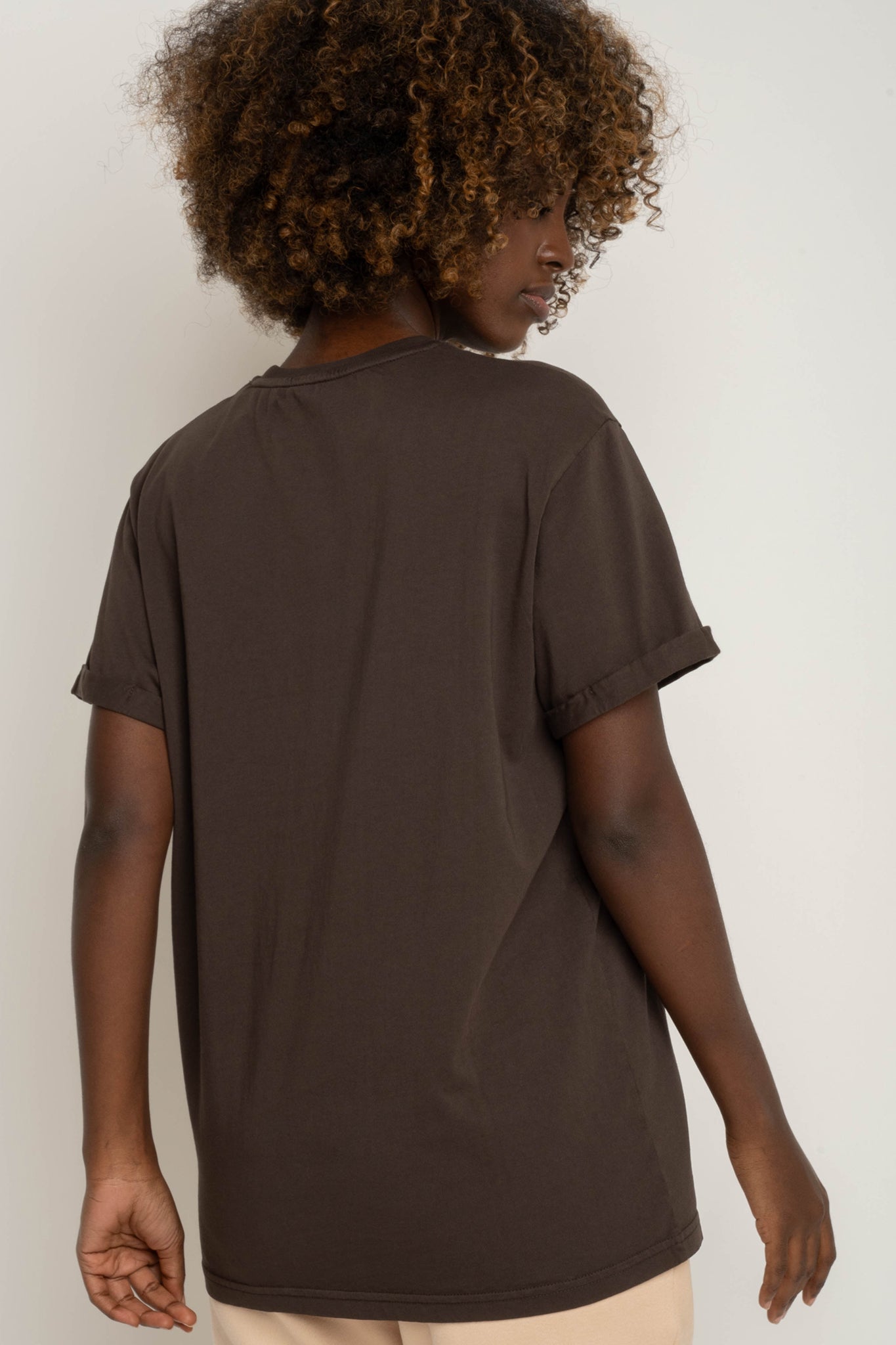 T-SHIRT OVERSIZE Z DELIKATNYM EFEKTEM SPRANIA CIEMNOBRĄZOWY - MORAINE