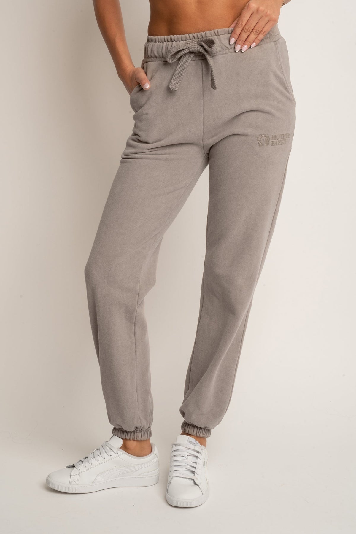 REGULAR FIT WASHED MOCCA SWEATPANTS - LAHTI