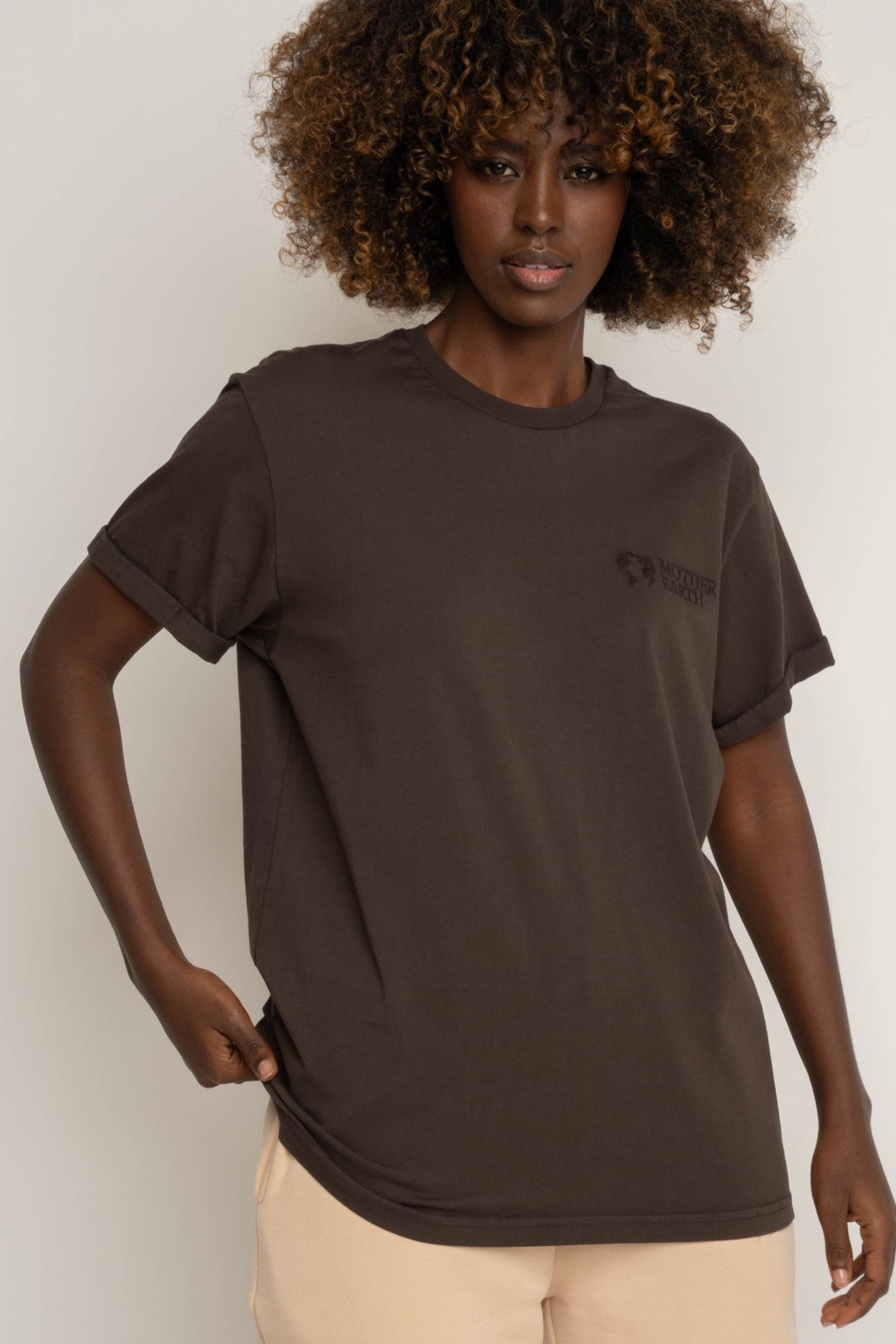 T-SHIRT OVERSIZE Z DELIKATNYM EFEKTEM SPRANIA CIEMNOBRĄZOWY - MORAINE