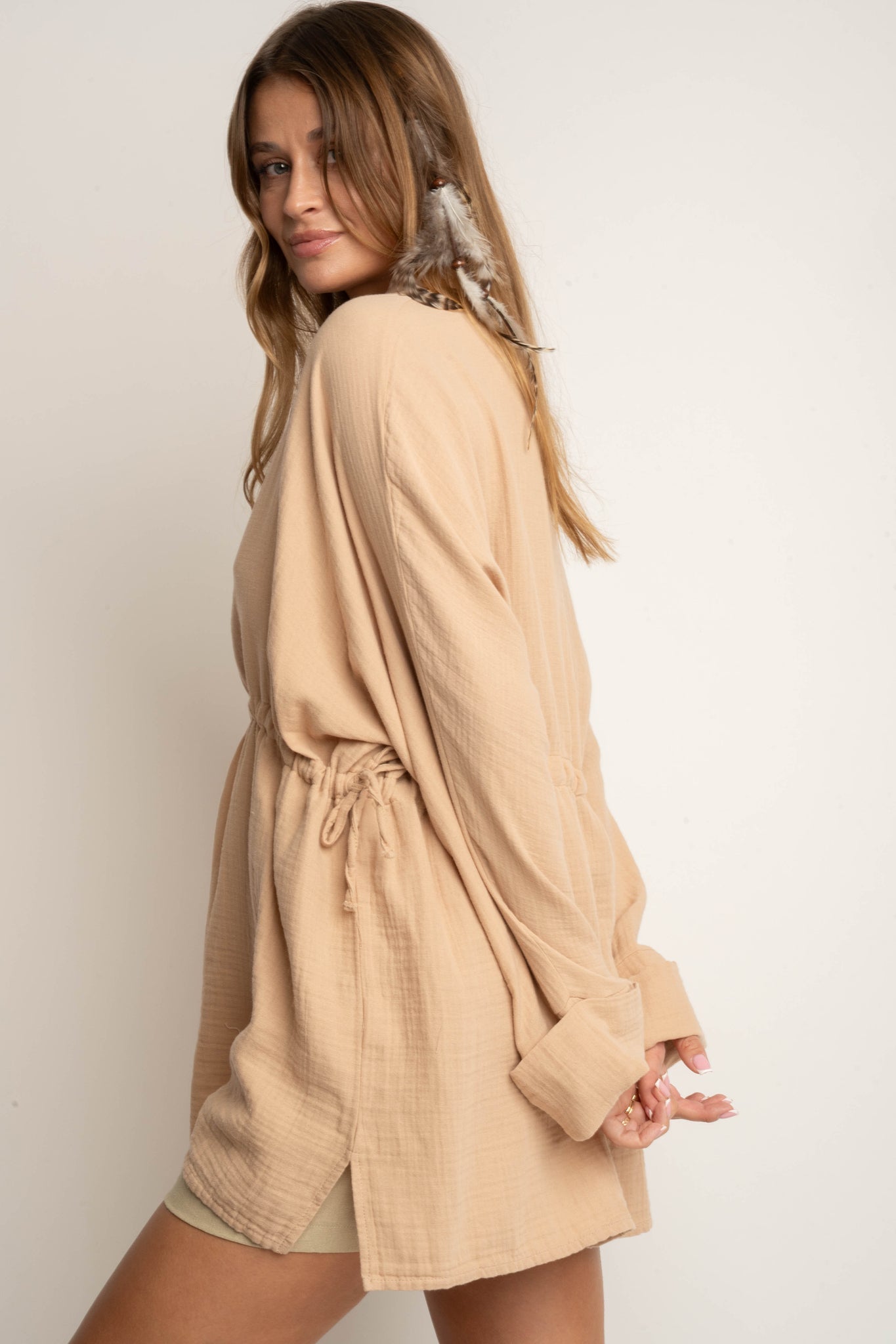 DAMSKA KOSZULA MUSLINOWA ZE SZNURKIEM BEŻOWA - AGLAJA