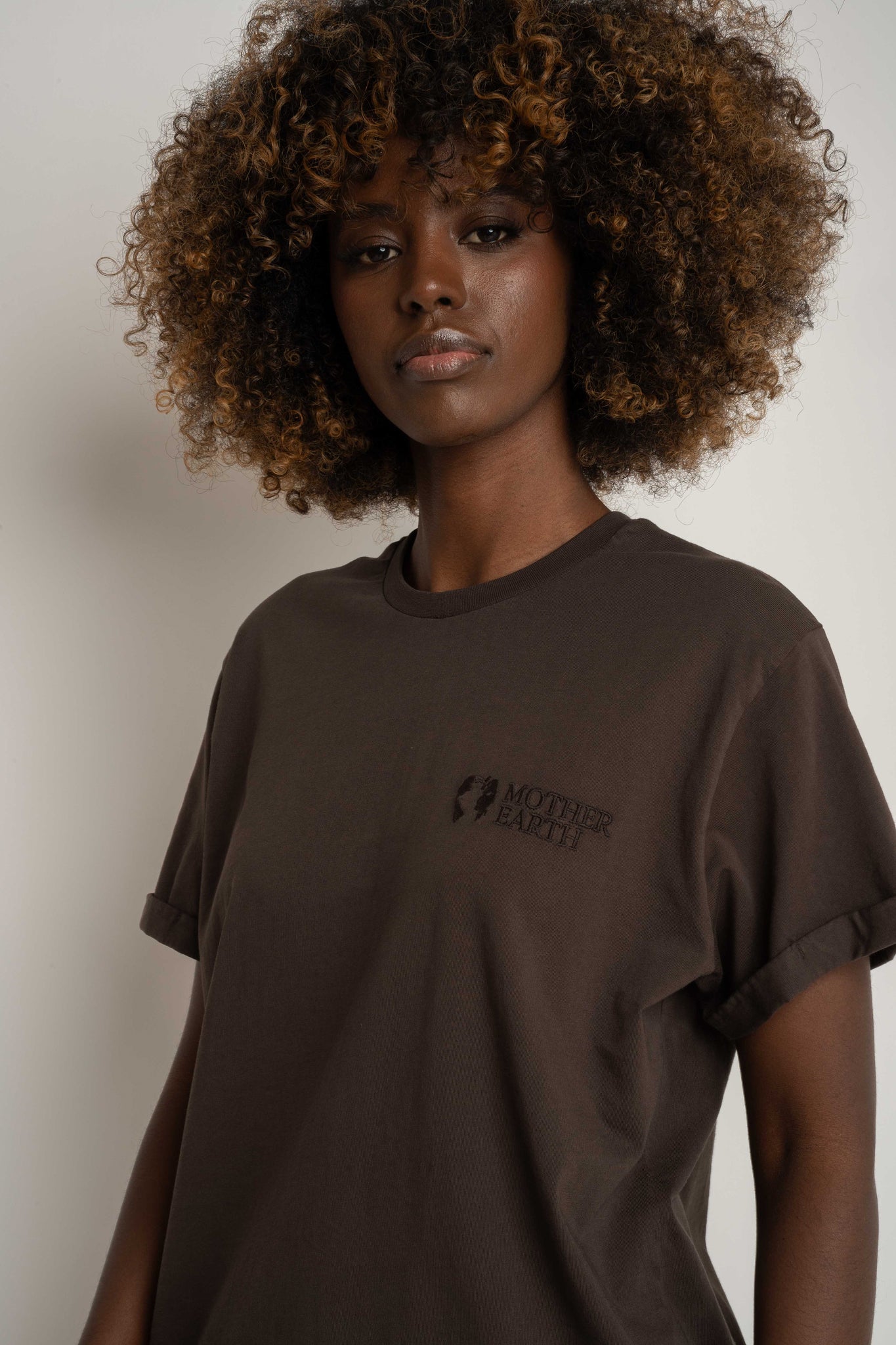 T-SHIRT OVERSIZE Z DELIKATNYM EFEKTEM SPRANIA CIEMNOBRĄZOWY - MORAINE