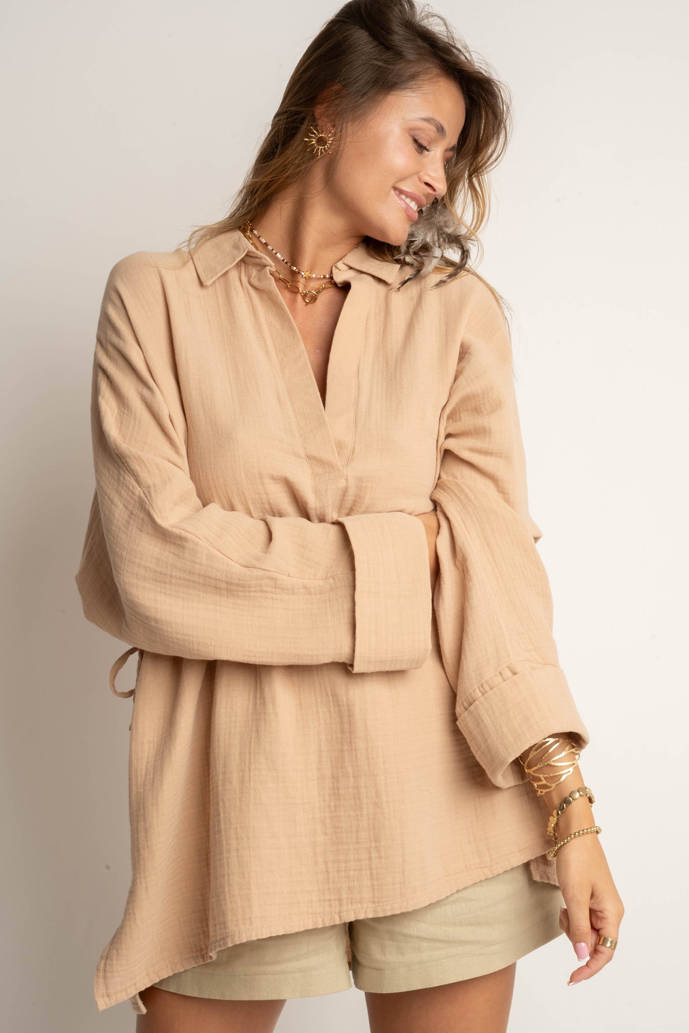 DAMSKA KOSZULA MUSLINOWA ZE SZNURKIEM BEŻOWA - AGLAJA