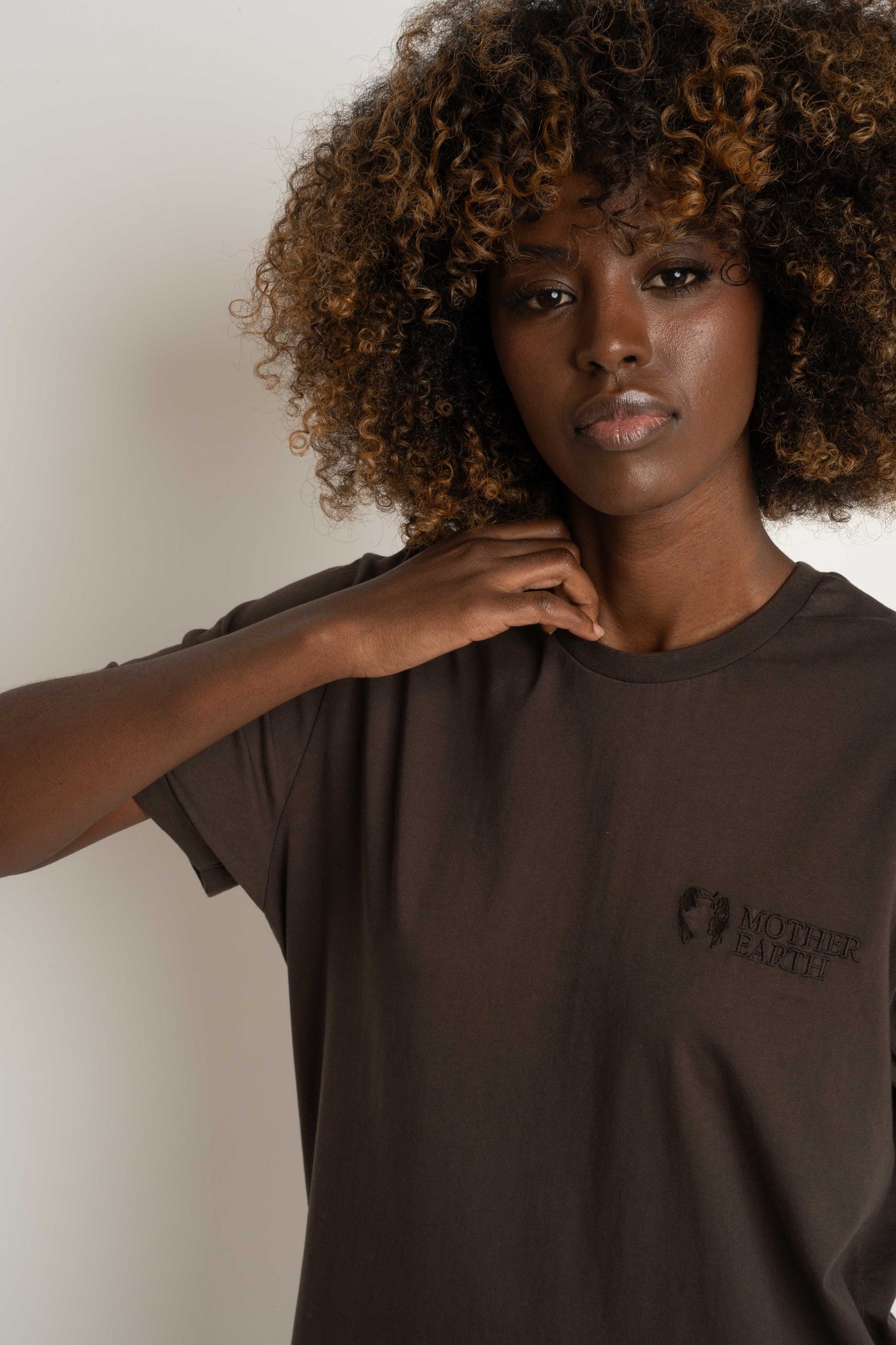 T-SHIRT OVERSIZE Z DELIKATNYM EFEKTEM SPRANIA CIEMNOBRĄZOWY - MORAINE