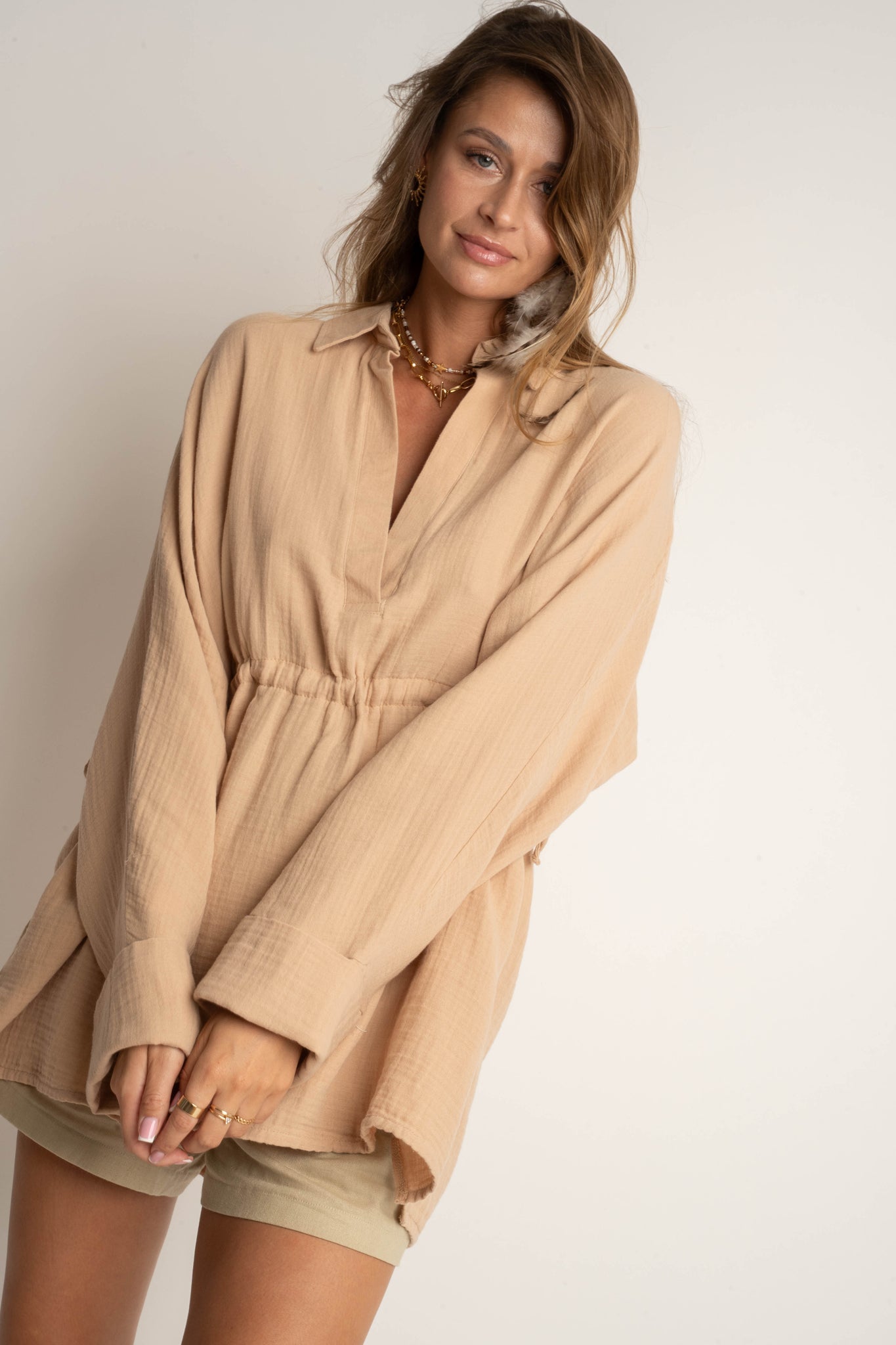 DAMSKA KOSZULA MUSLINOWA ZE SZNURKIEM BEŻOWA - AGLAJA