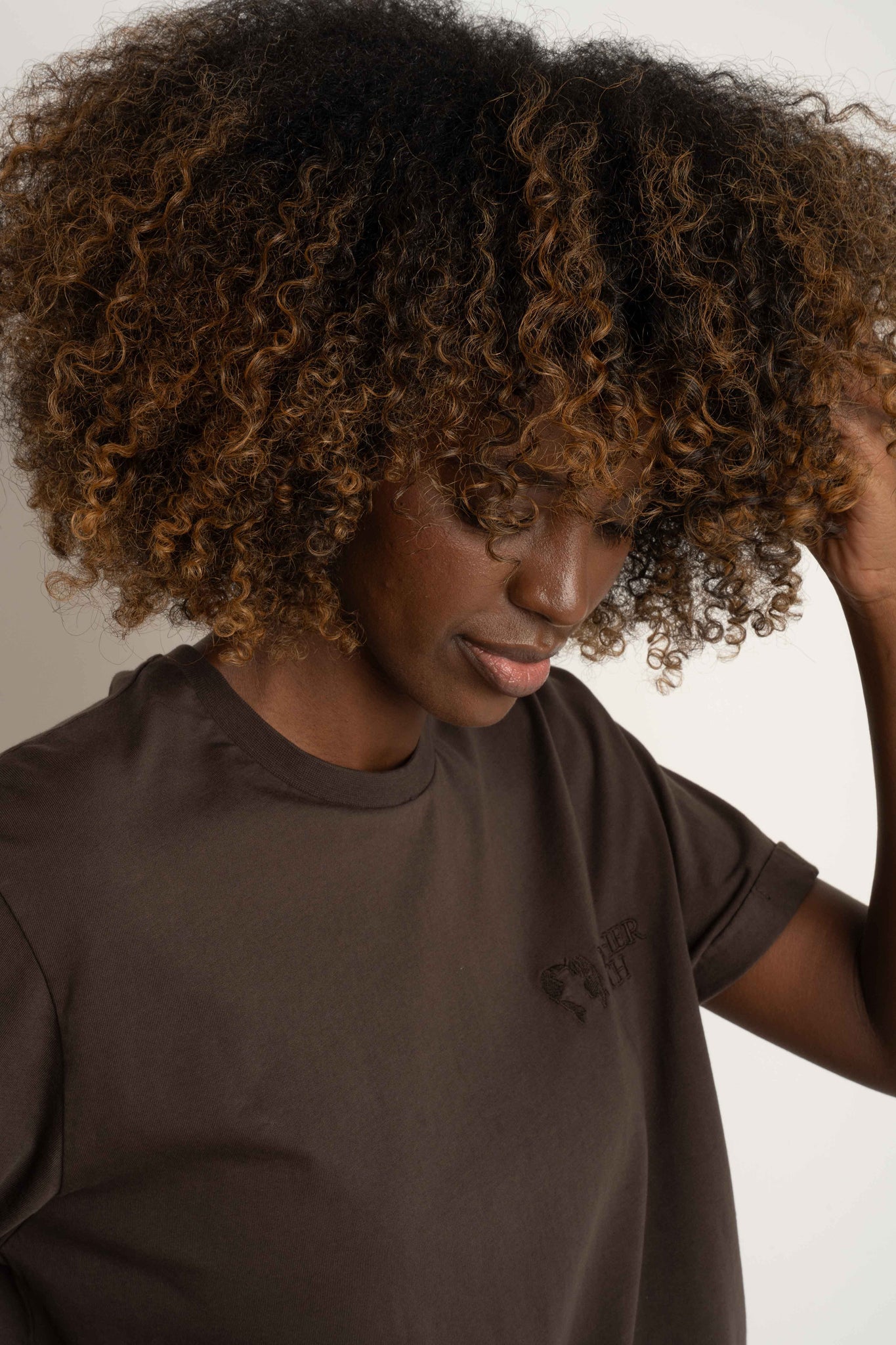 T-SHIRT OVERSIZE Z DELIKATNYM EFEKTEM SPRANIA CIEMNOBRĄZOWY - MORAINE